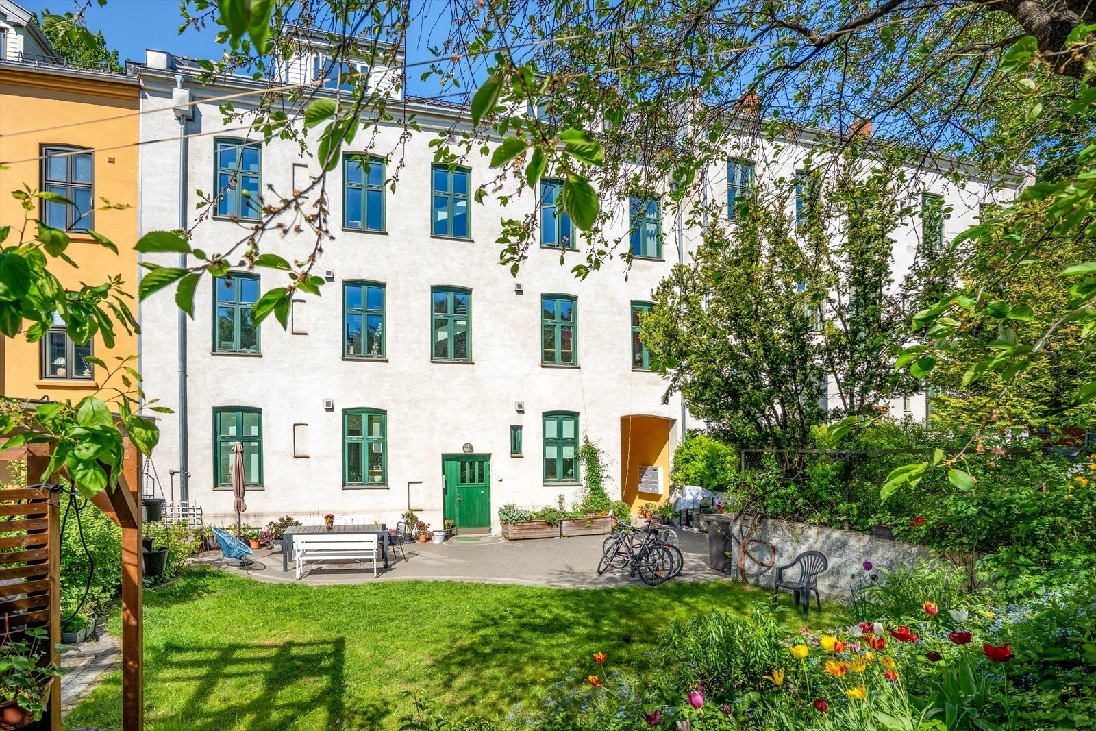 Borettslaget har en frodig og hyggelig bakgård. Galleribilde