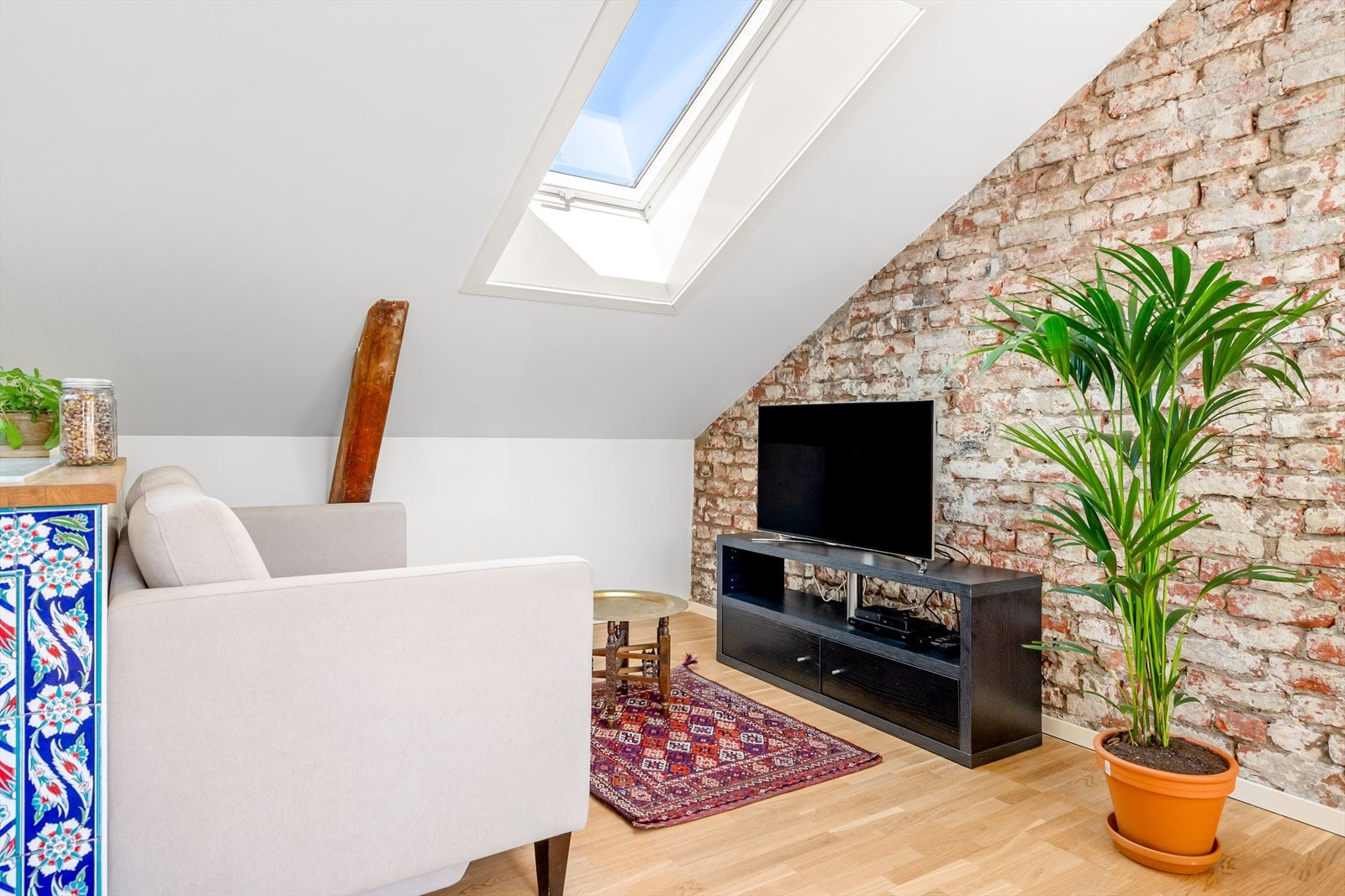 Her er det god plass til sofa, bord og TV. Galleribilde