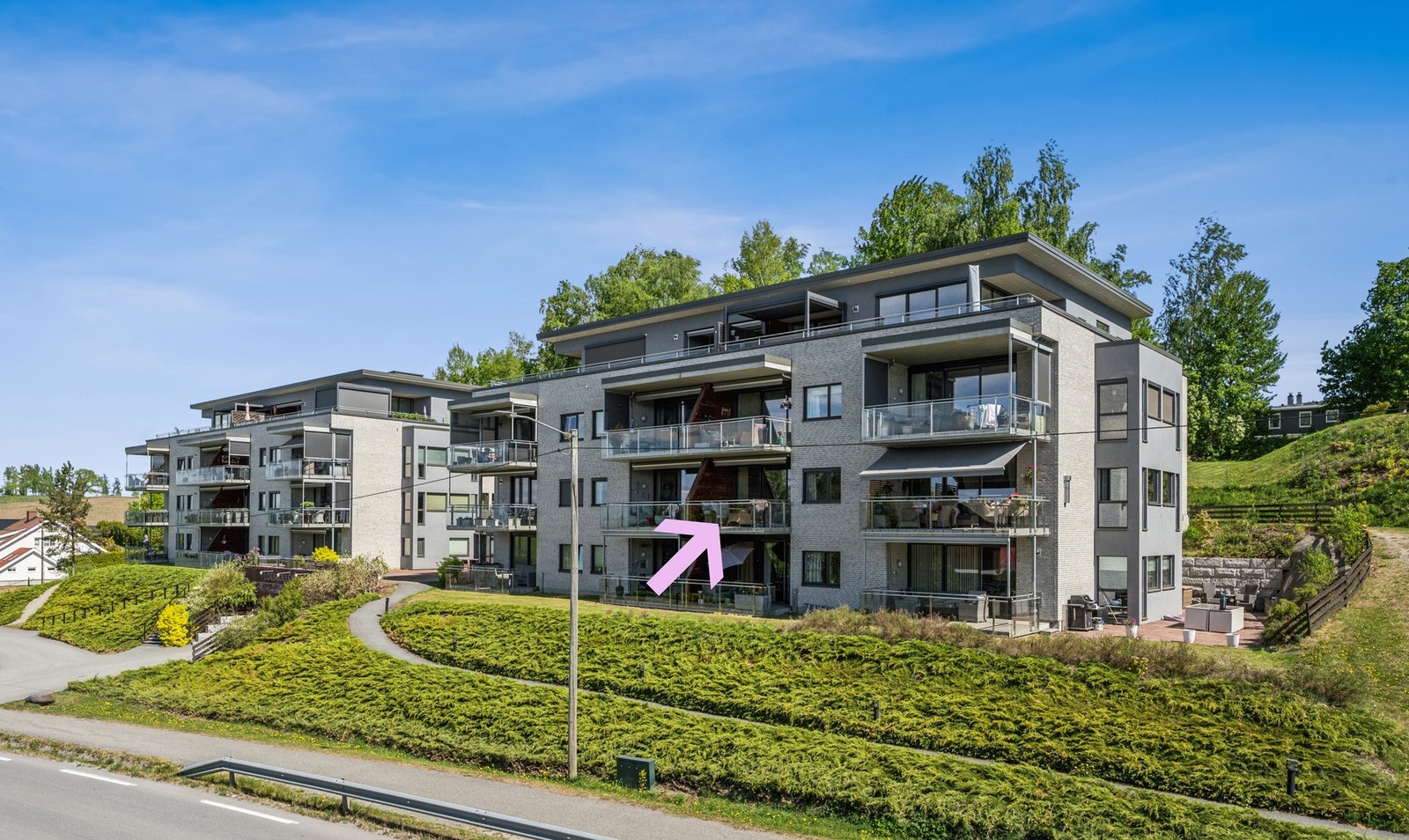 Leiligheten ligger i byggets 2. etasje (markert med pil) og har en solrik veranda med flott utsikt mot Hønefoss og Norefjell. Moderne boligkompleks fra 2013 med heis, garasjeanlegg, felles uteområder og kort vei til både turområder, barnehager og dagligva Galleribilde