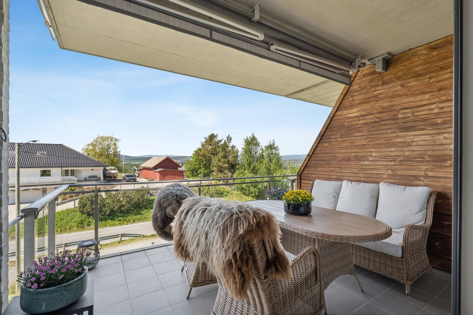 Balkongen fungerer som en forlengelse av stuen - et perfekt sted å nyte morgenkaffen med utsyn over nærområdet. Galleribilde