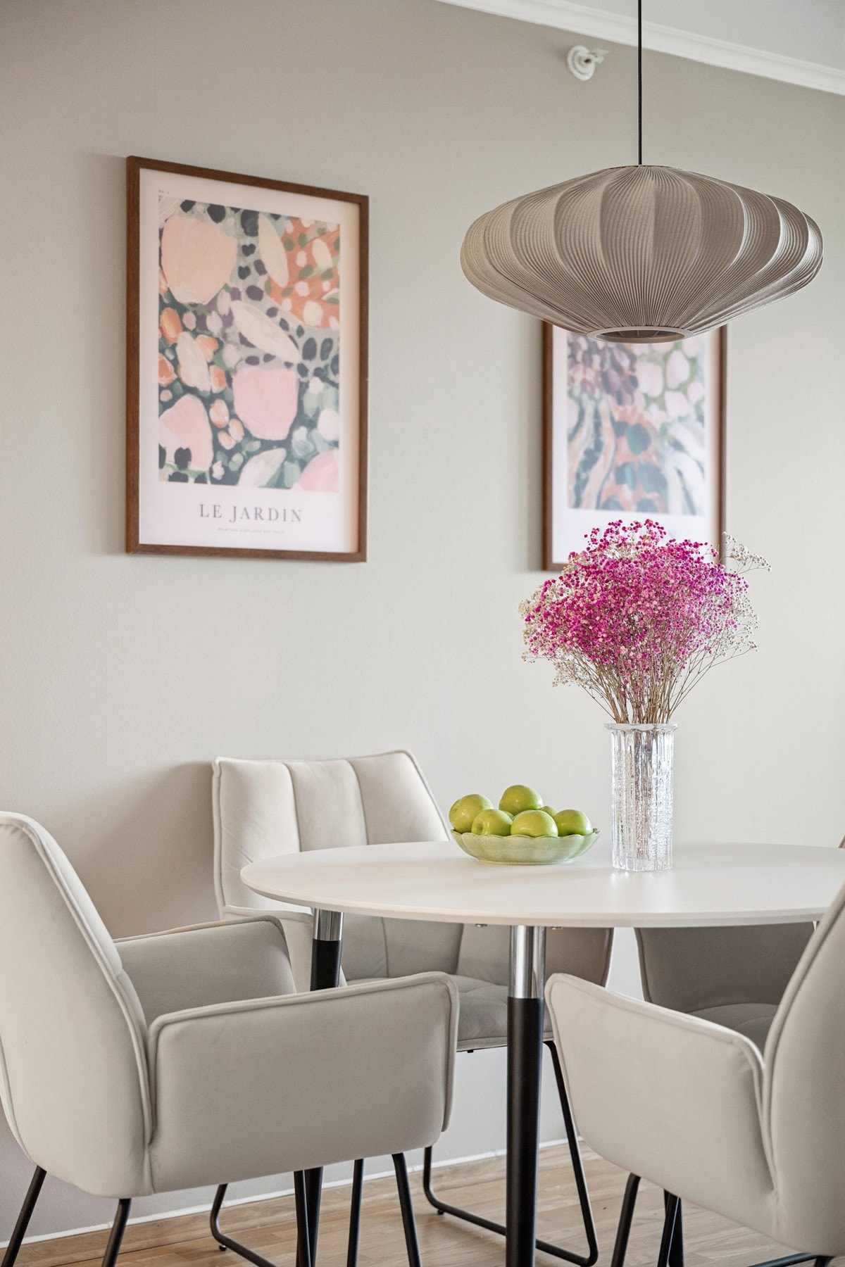 Spiseplassen er innredet med lune farger og delikate detaljer - en hyggelig sone for både hverdag og gjester. Galleribilde