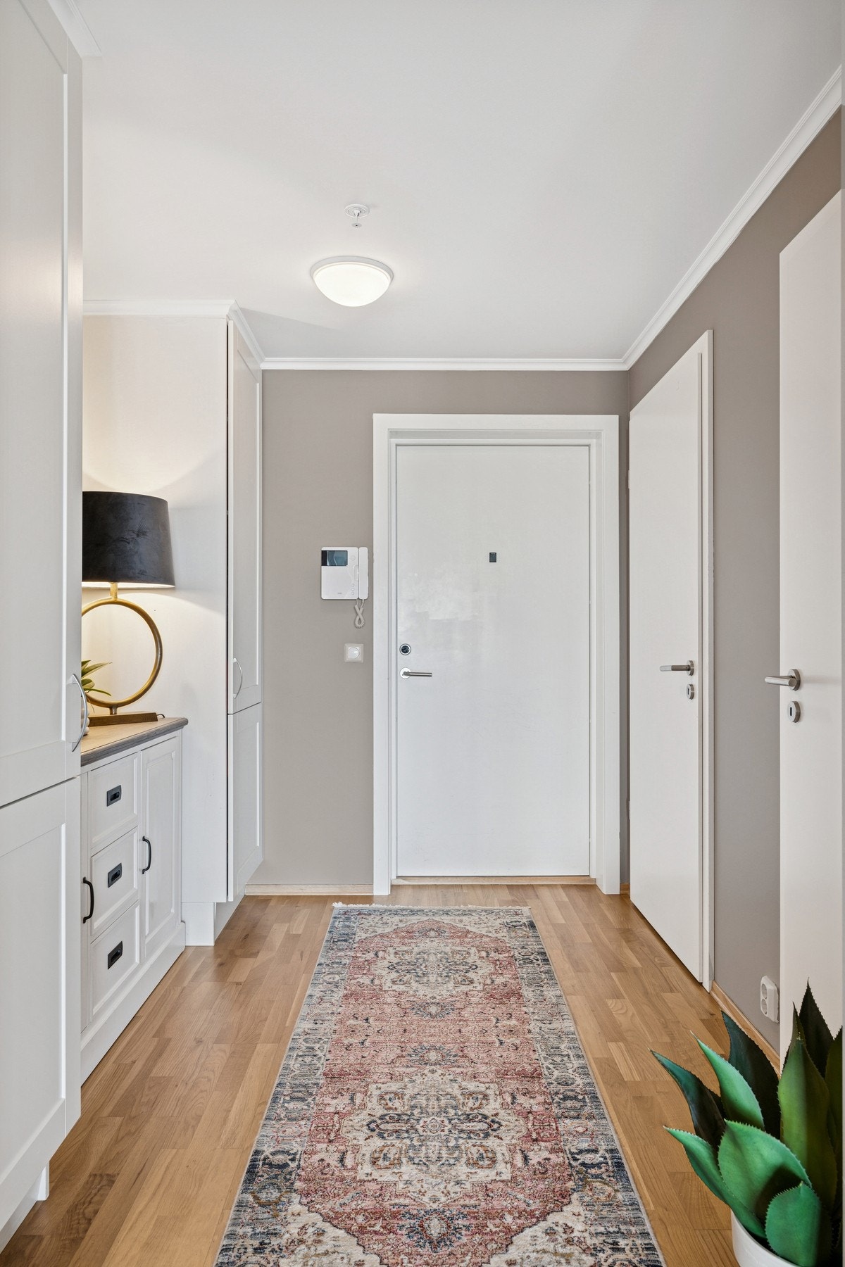 Lys og romslig entré med god plass til oppbevaring av sko og yttertøy. Galleribilde