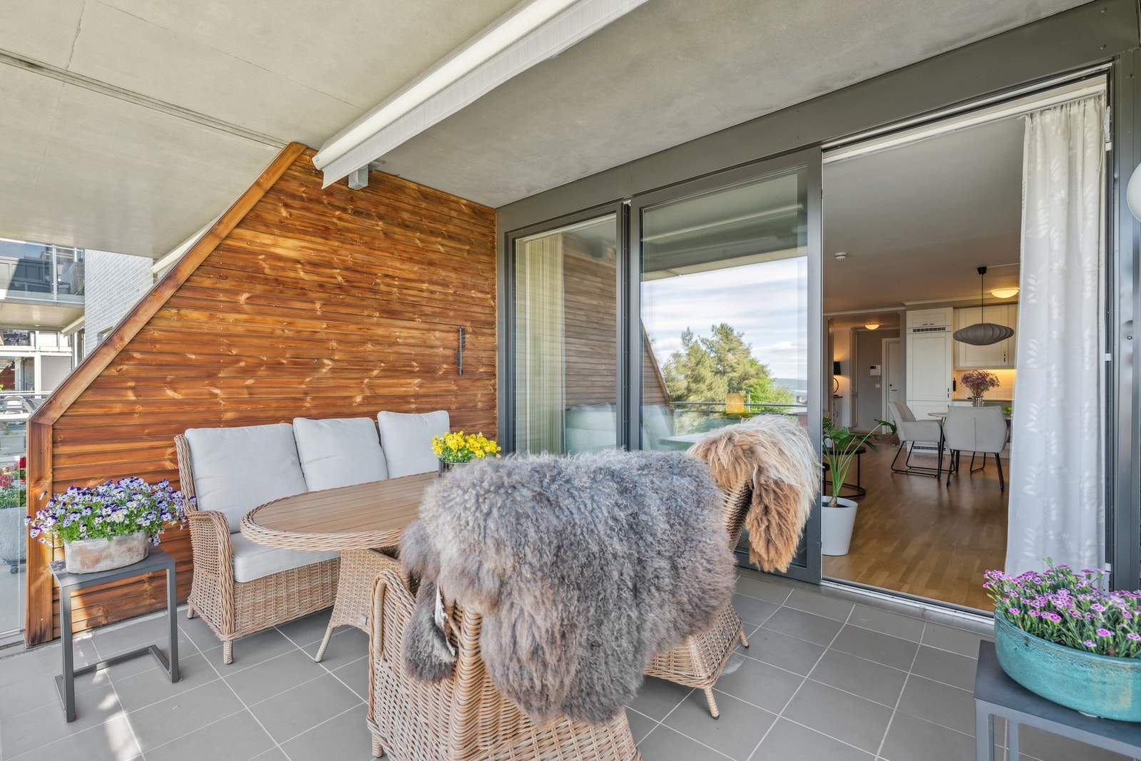 Lun og delvis overbygd balkong med god plass til utemøbler og hyggelige sammenkomster. Galleribilde