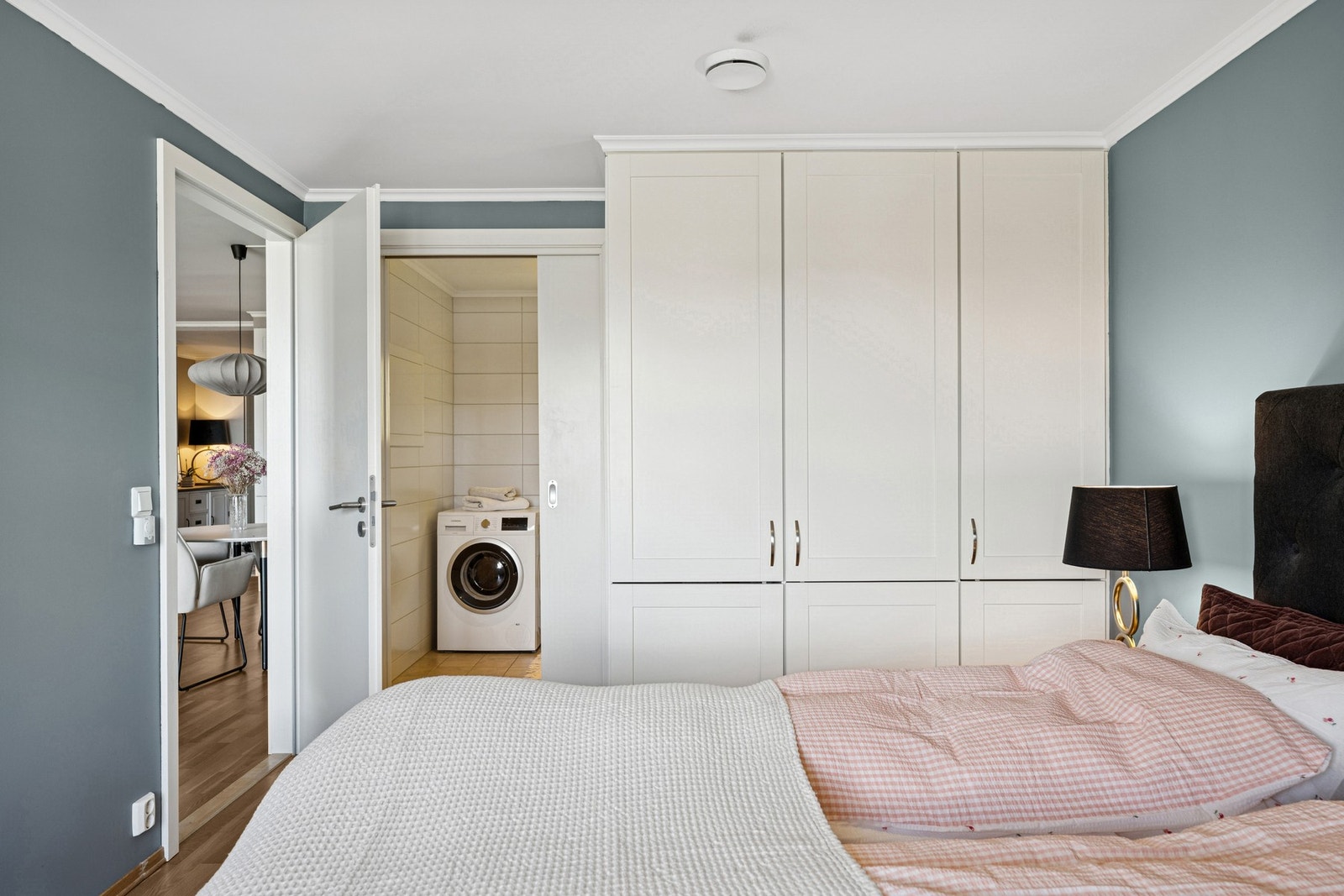 Soverommet har god garderobeløsning og direkte adkomst til bad - praktisk og funksjonelt. Galleribilde