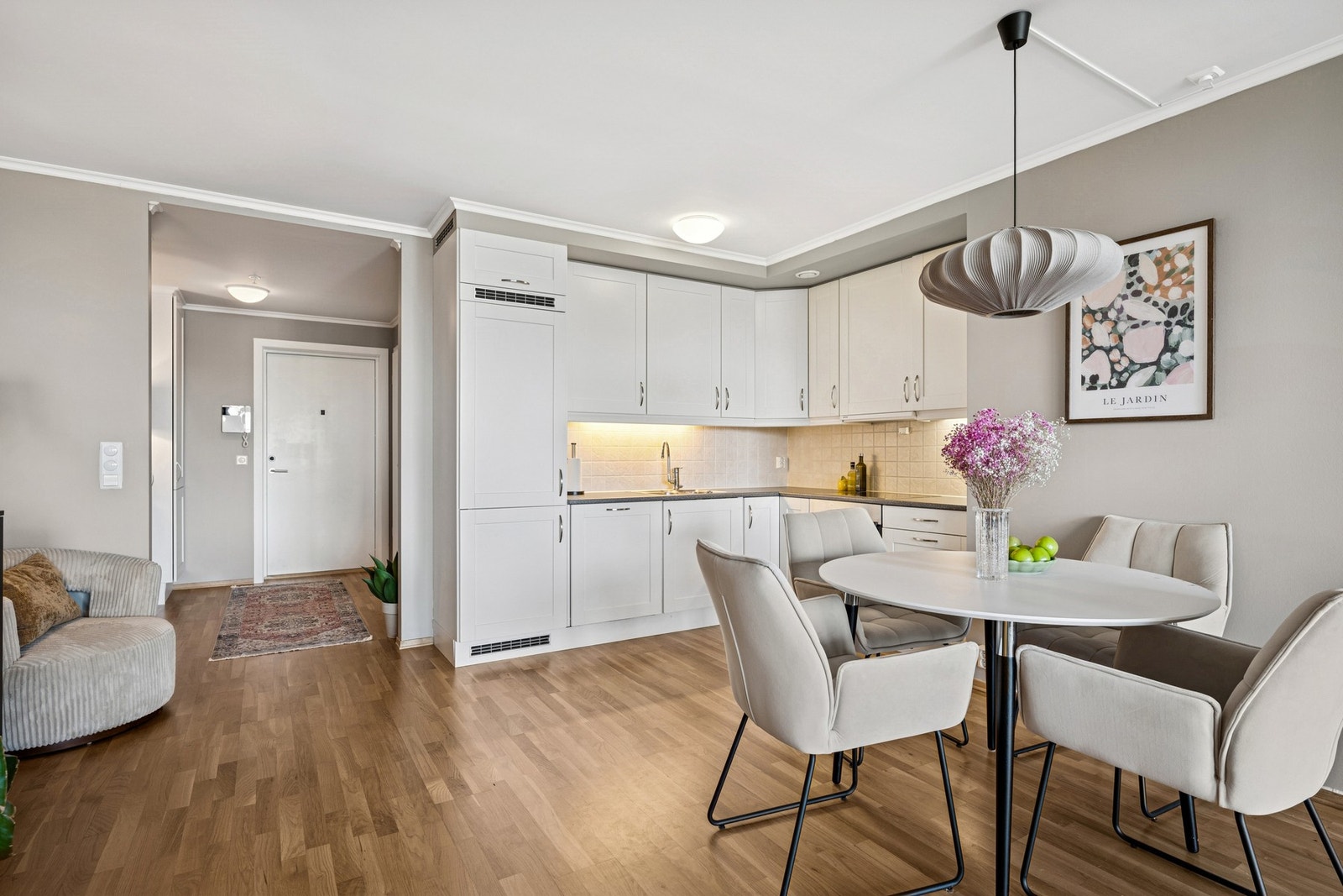 Åpen og praktisk kjøkkenløsning i lyse farger, med naturlig plass til spisebord rett ved. Galleribilde