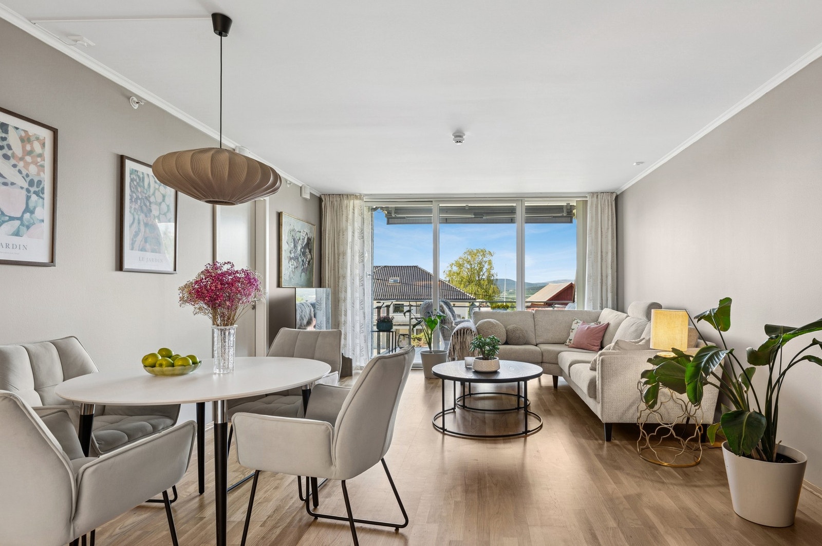 Lys og moderne 2-roms leilighet med attraktiv beliggenhet, gode solforhold og fin utsikt. Galleribilde