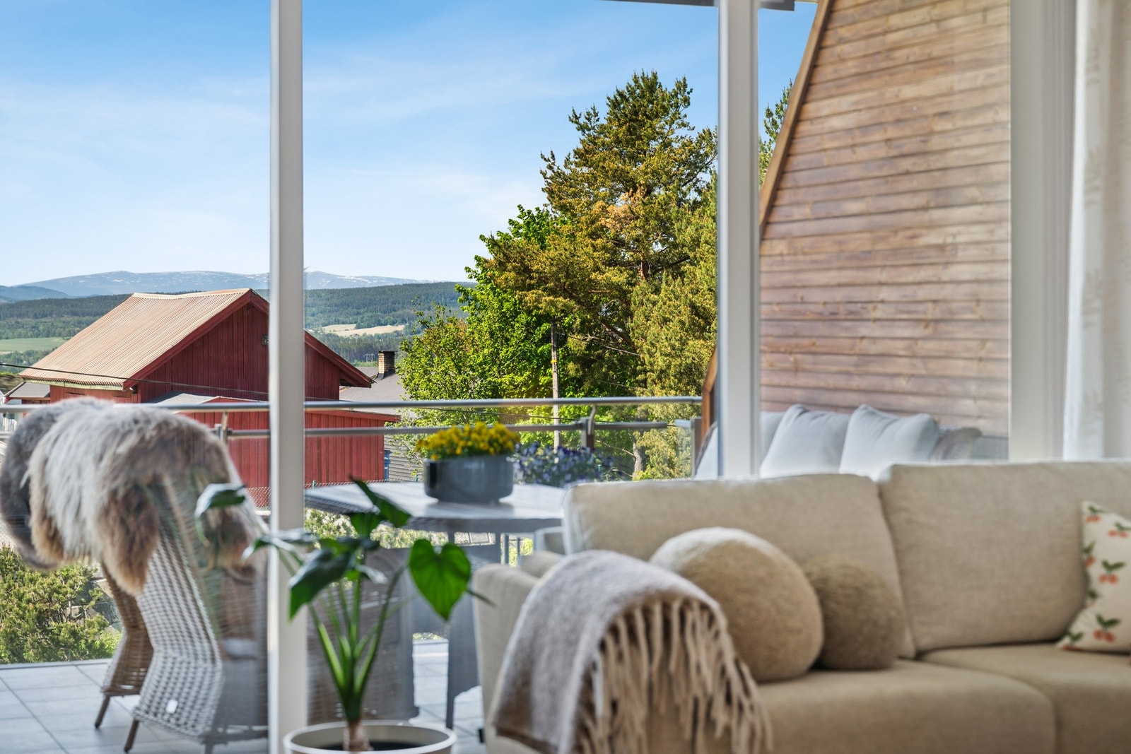 Utgang til luftig balkong fra stuen. Galleribilde