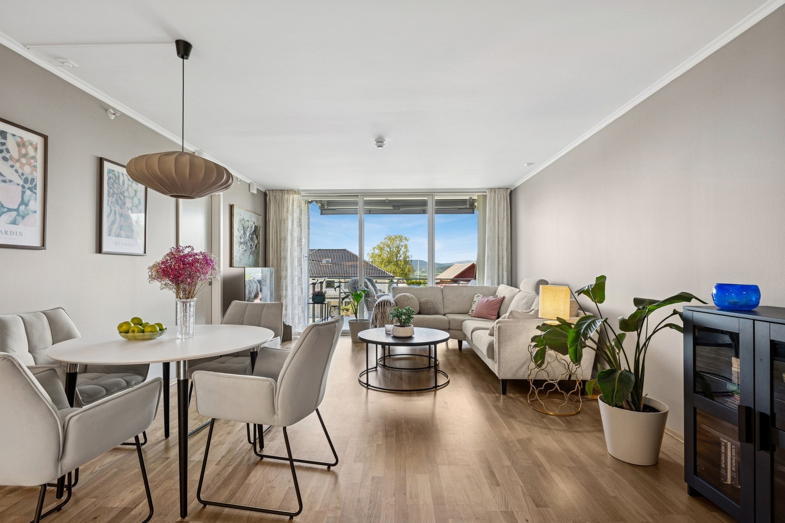 Lys og koselig stue med god plass til sofagruppe og annet møblement. Galleribilde