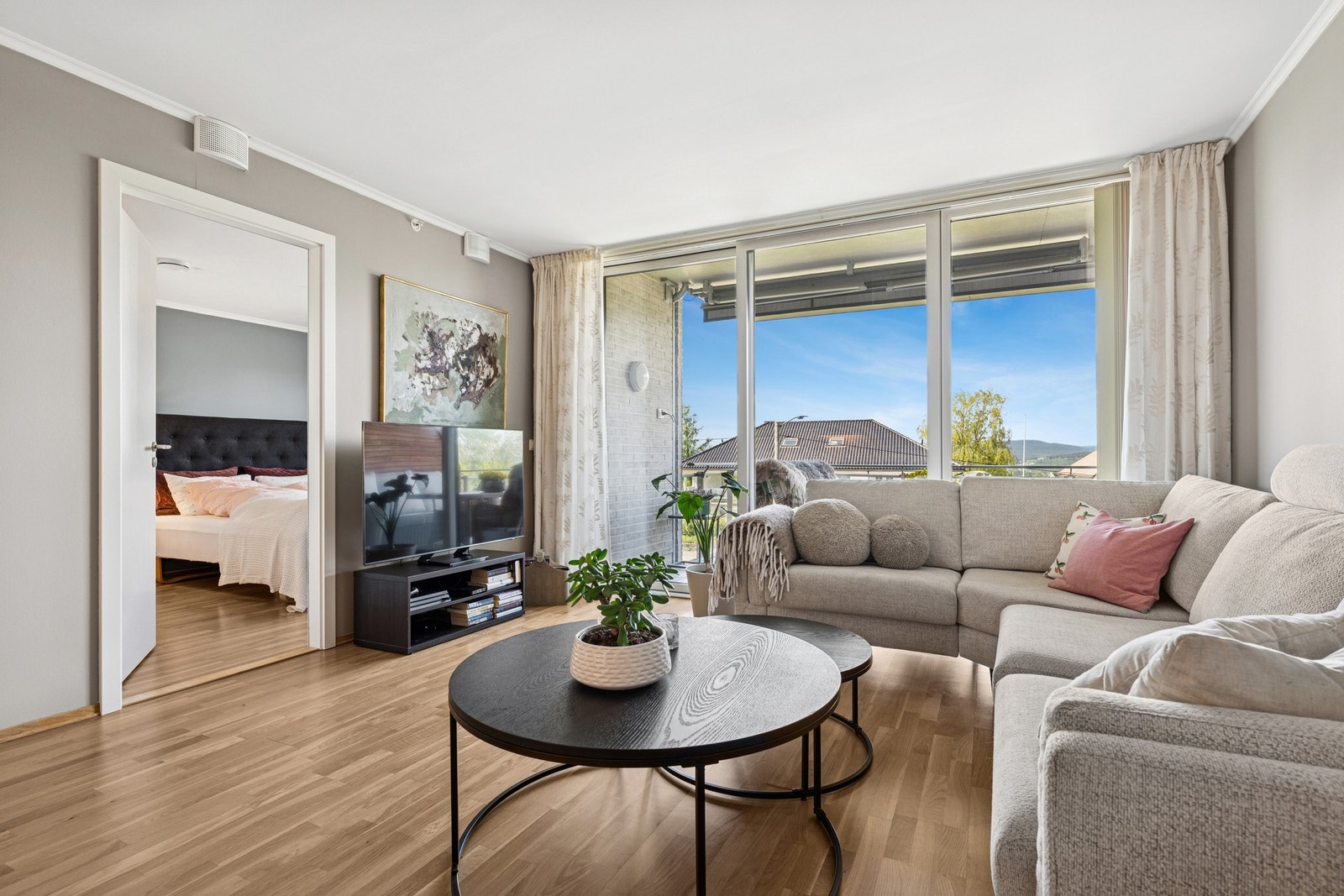 Store vindusflater mot balkongen gir godt med dagslys og flott utsyn fra stue og spiseplass. Galleribilde