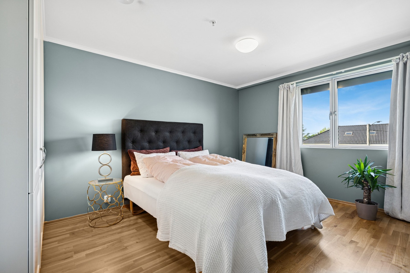 Lyst og innbydende soverom med plass til dobbeltseng og fint lysinnslipp fra vinduet. Galleribilde