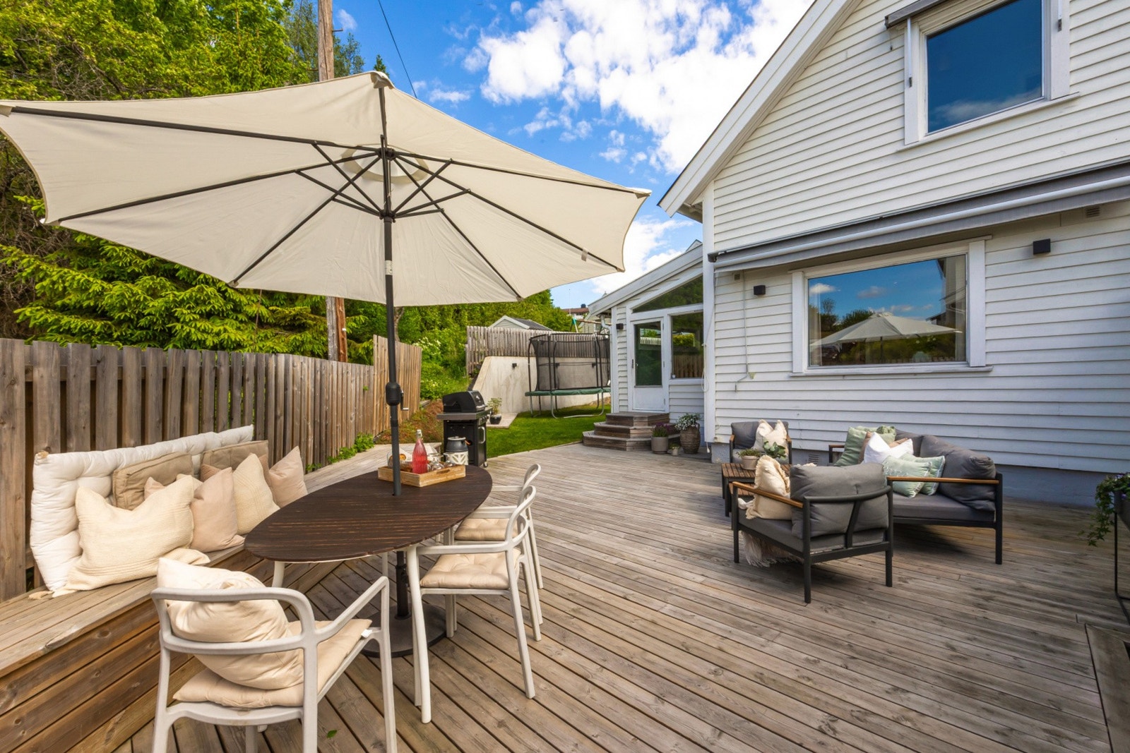 Stor solrik terrasse og hage. Galleribilde