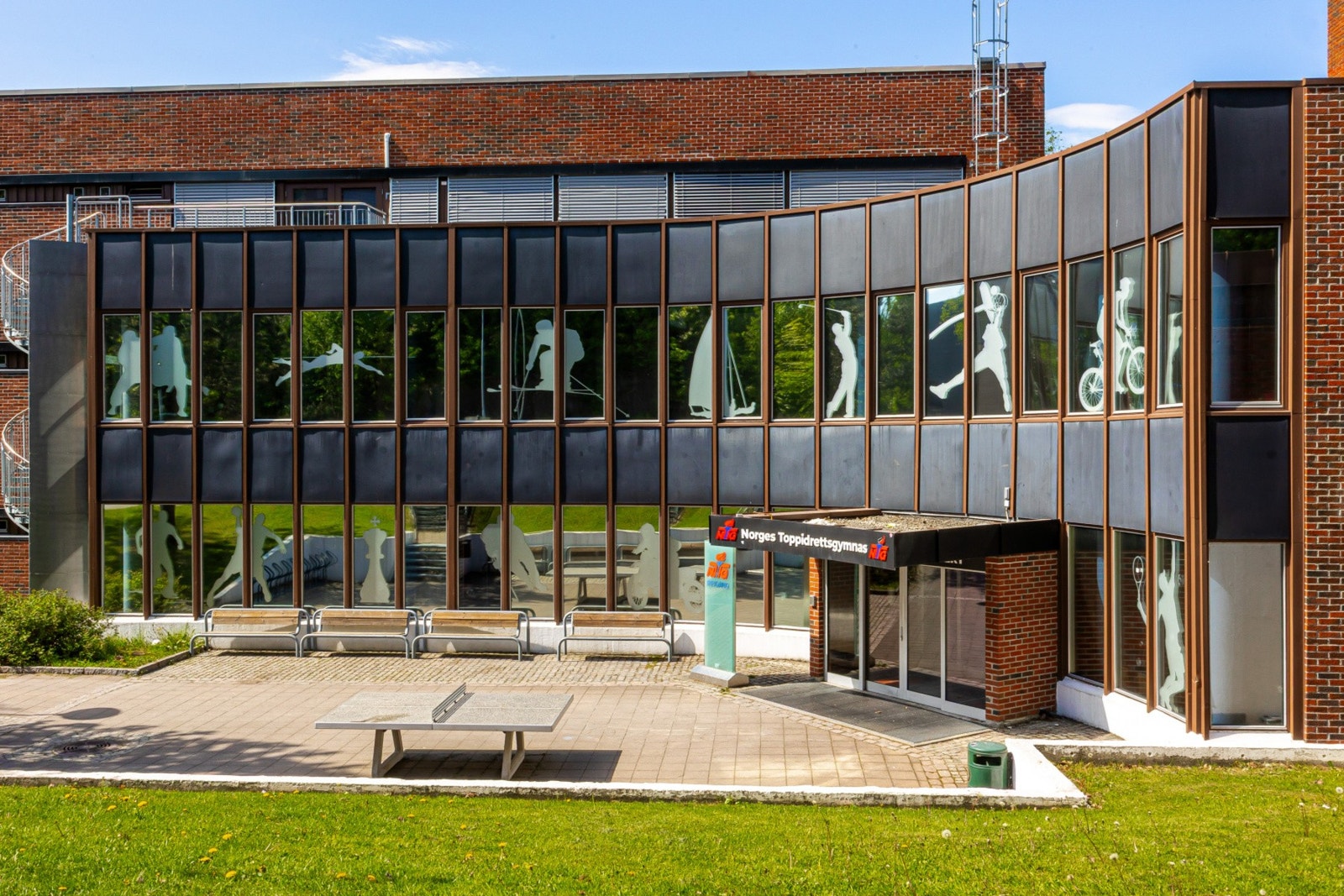 Kort, bilfri vei til skoler i alle trinn - her Norsk toppidretts gymnas. Galleribilde