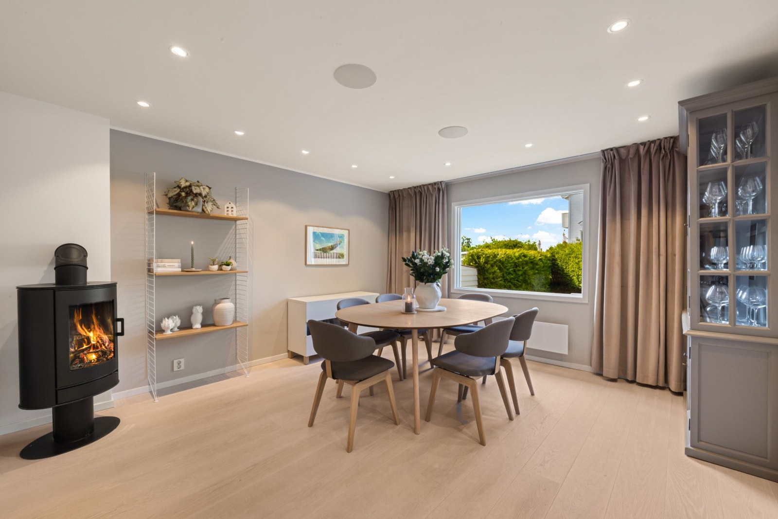 Spisestue med hyggelig peis som varmer godt. Galleribilde