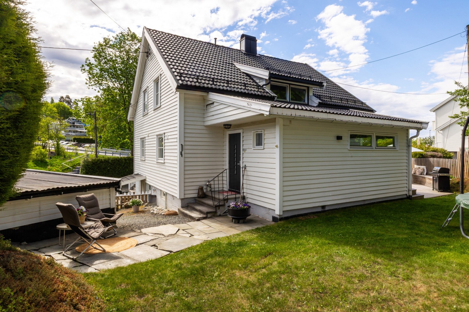 Det er montert lys i støttemur som styres av en smarthub i stuen. Lys slår seg av og på ut i fra soloppgang og solnedgang. Galleribilde