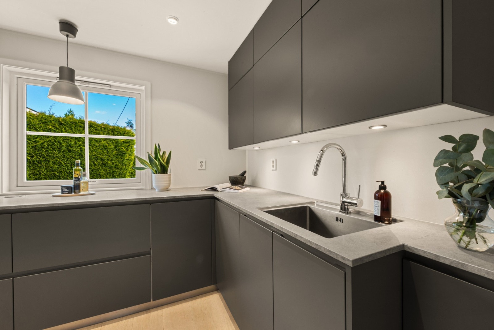 Kjøkken har mye skap- og benkeplass og integrerte hvitevarer som komfyr, induksjonstopp, oppvaskmaskin og kjøleskap. Galleribilde