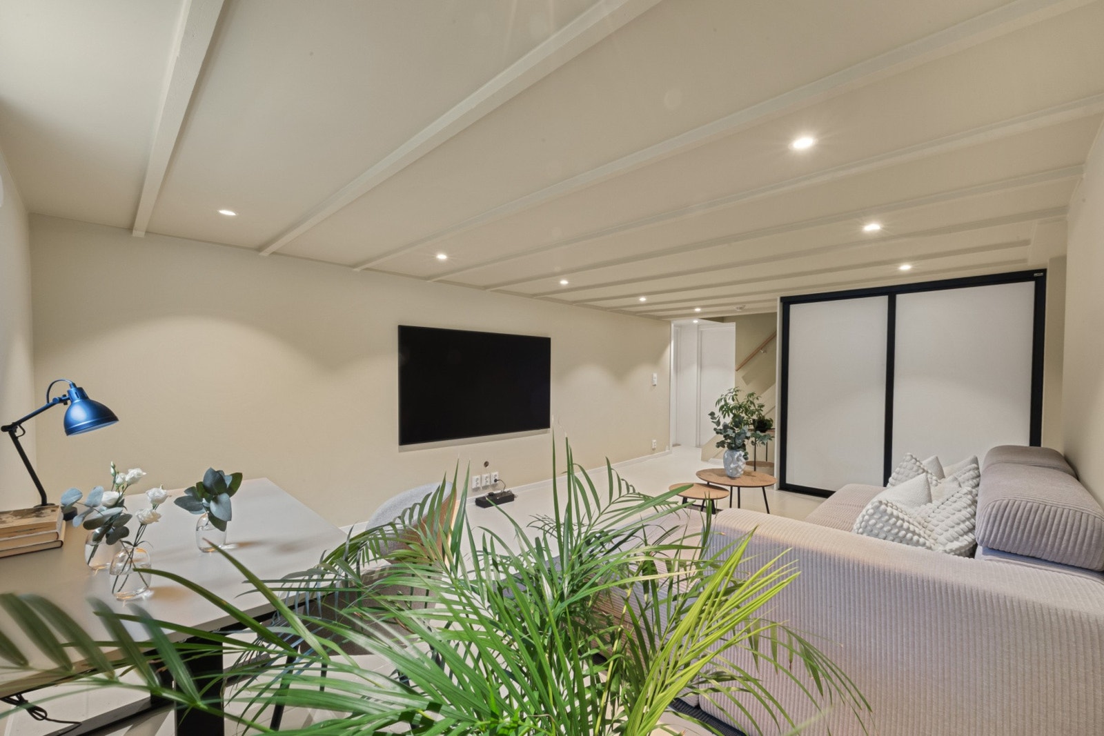 Tv-stuen fikk nye stikkontakter og skjult elektrisk anlegg i 2023. Galleribilde