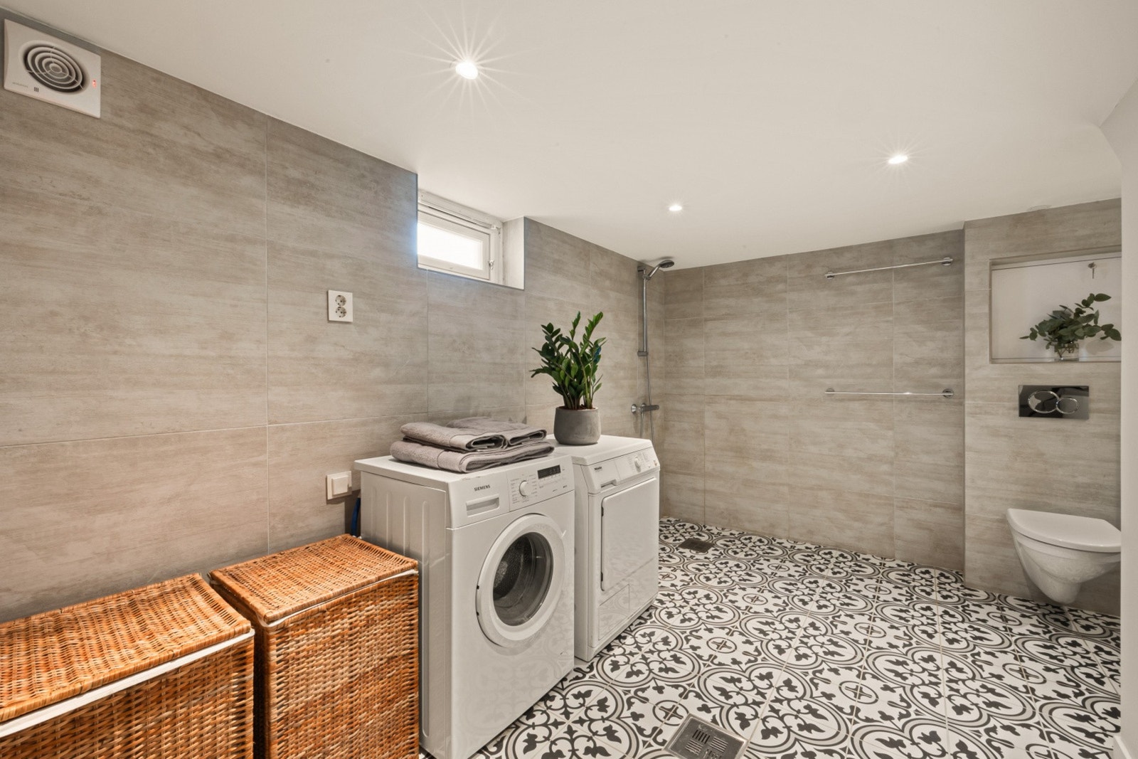 Stor dusjsone, Wc og opplegg for vaskemaskin/tørketrommel. Galleribilde