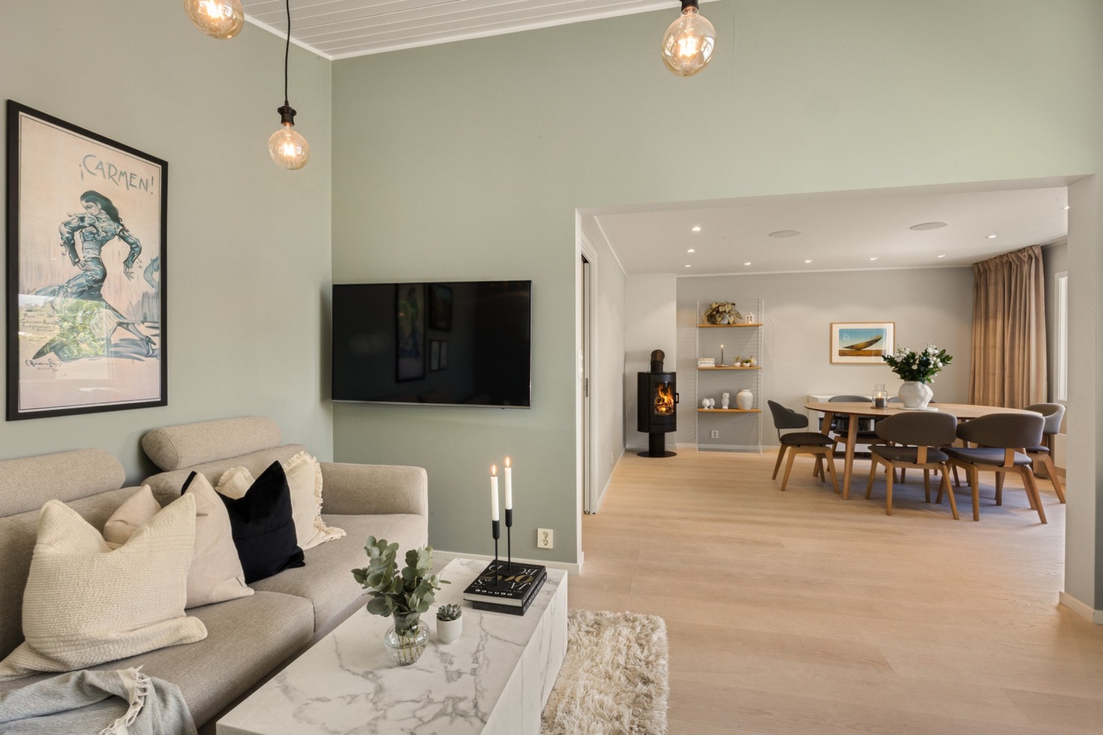 Det er montert takhøyttalere fra Dali i stuen. Galleribilde