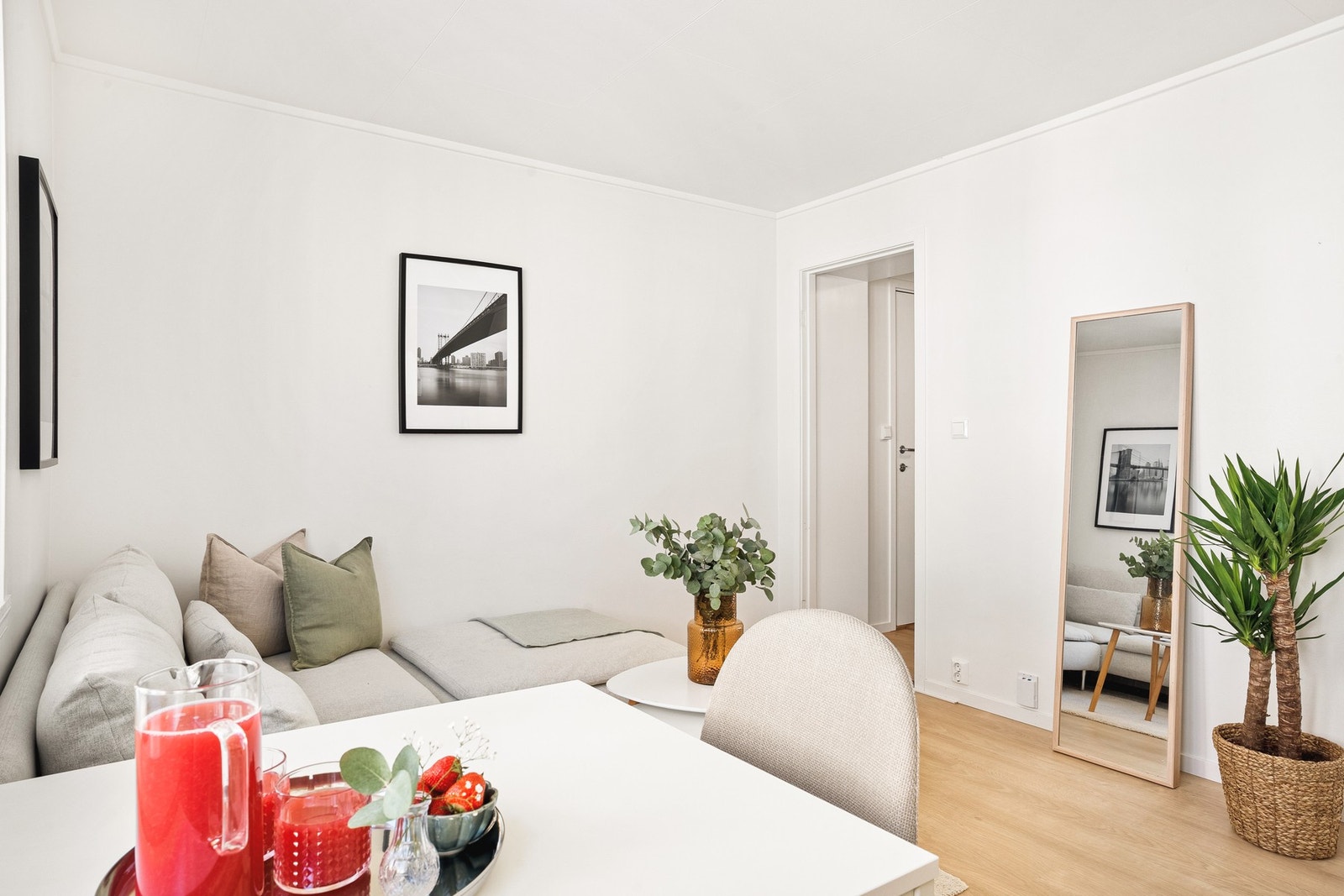 Her er det plass til å innrede med både sofa- og spisegruppe. Galleribilde