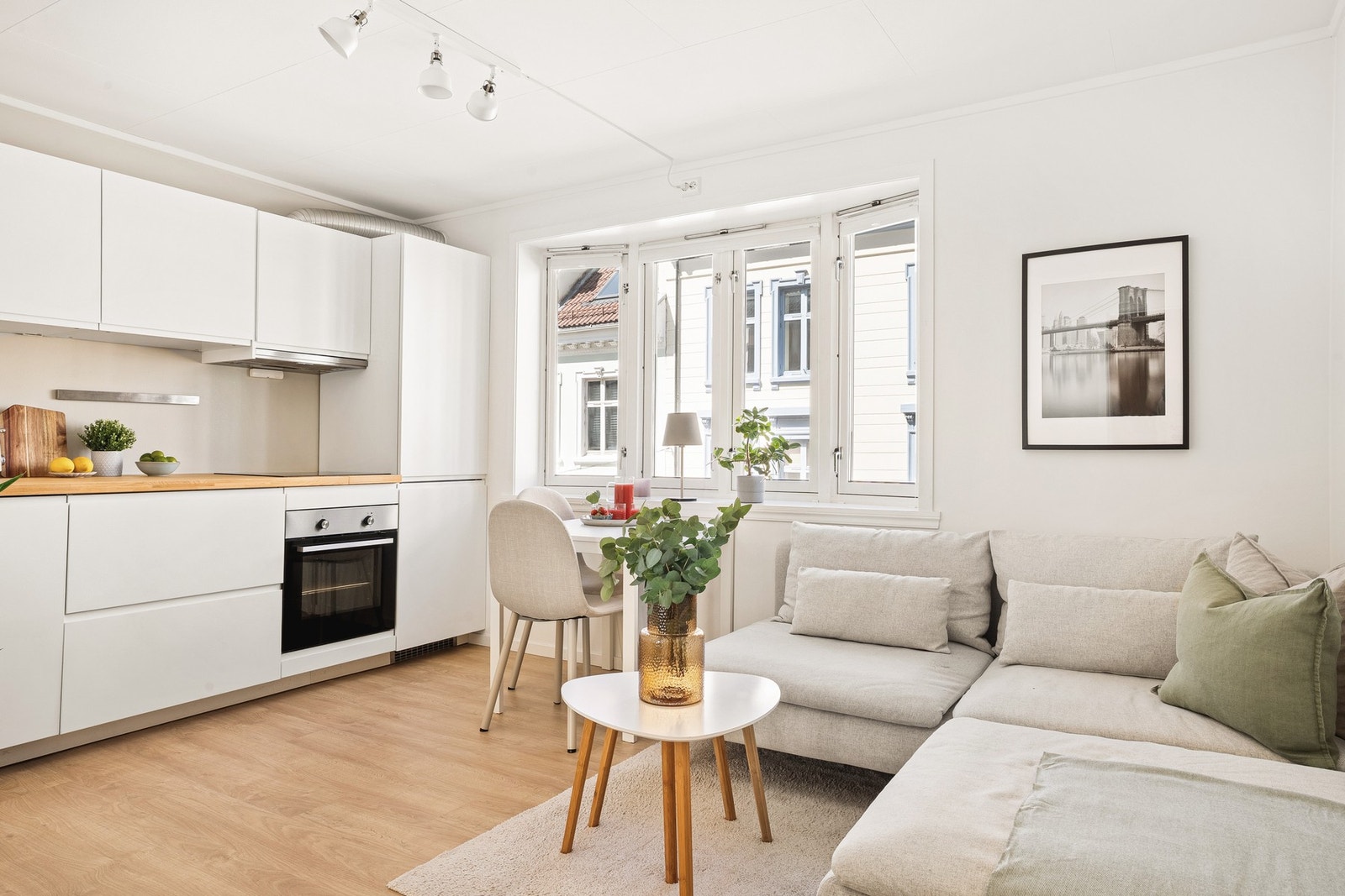 Videre fra entreen kommer vi til hjertet av boligen, nemlig stuen. Galleribilde