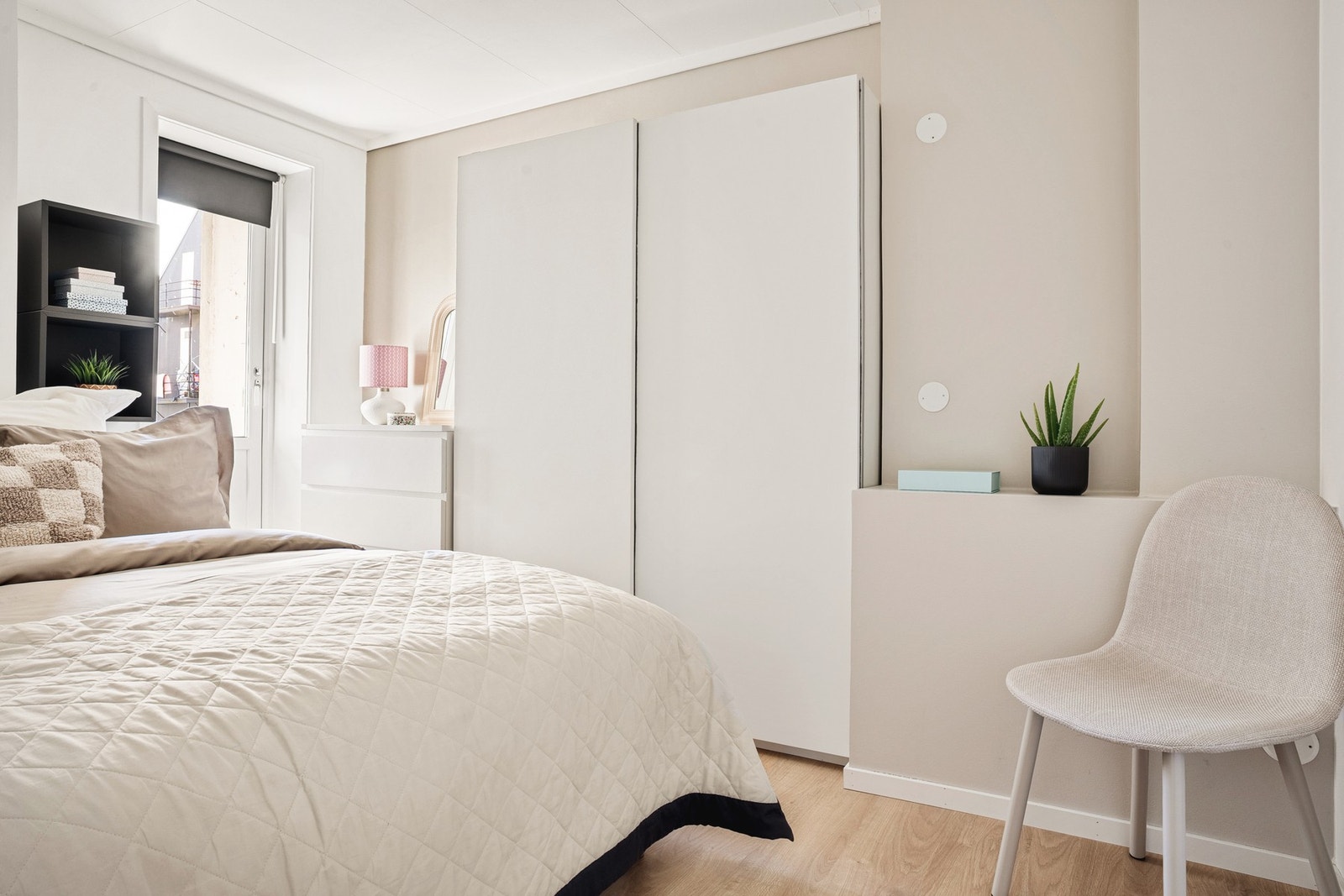 Praktisk garderobe på soverommet. Galleribilde