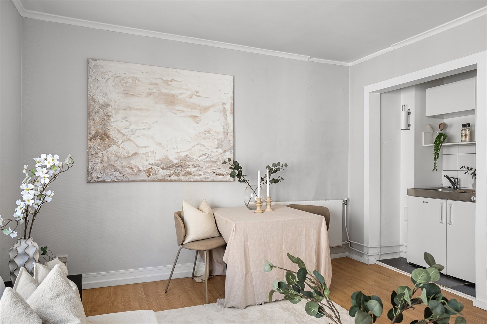 Stuen har god plass til spisebord, perfekt for sosiale sammenkomster Galleribilde
