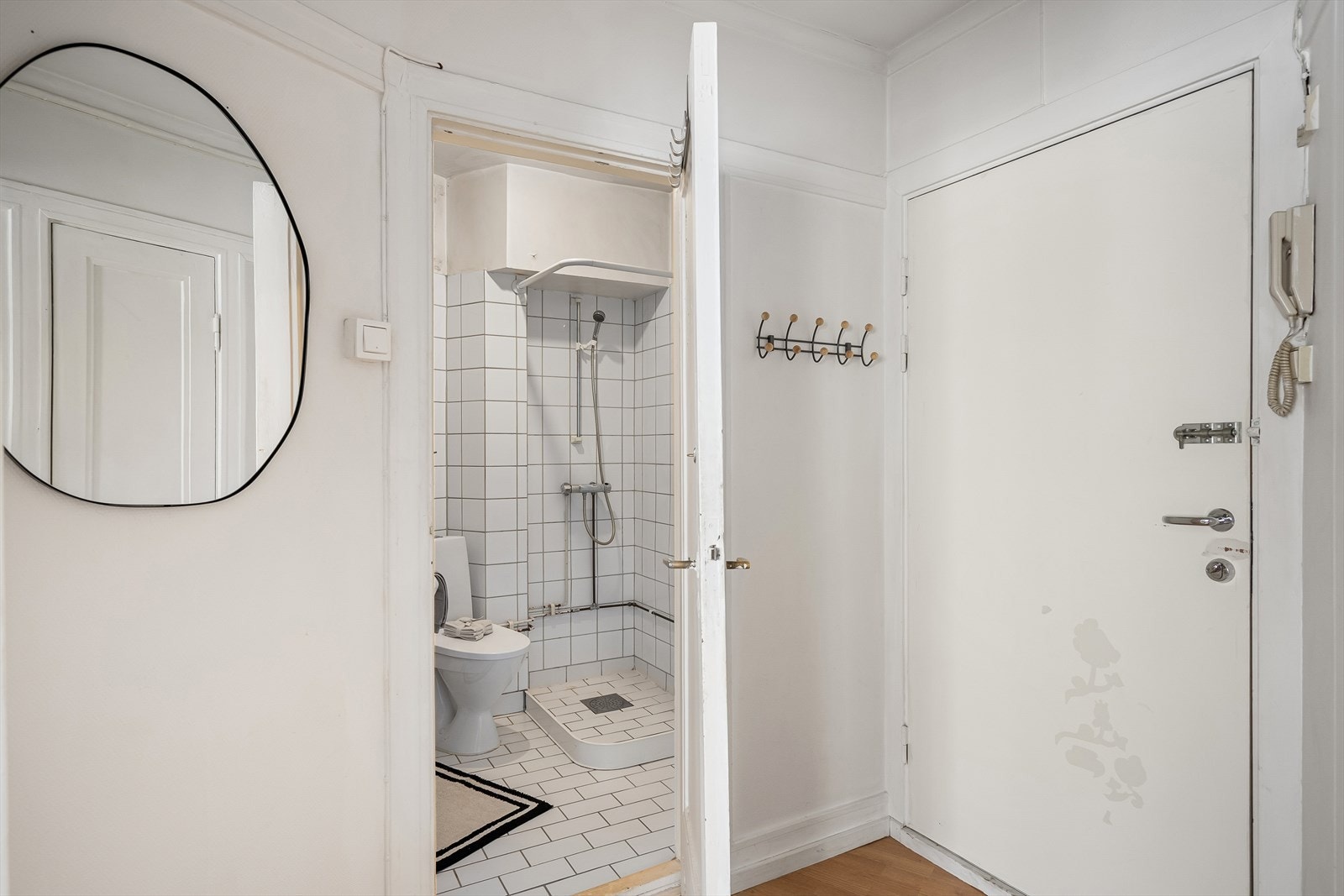 Badet ligger praktisk til rett ved entréen Galleribilde