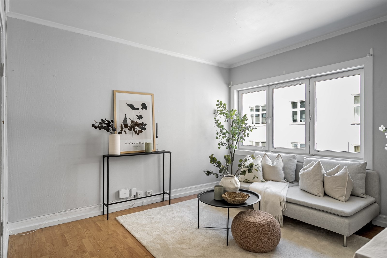 Leiligheten har store vindusflater som slipper inn rikelig med naturlig lys Galleribilde
