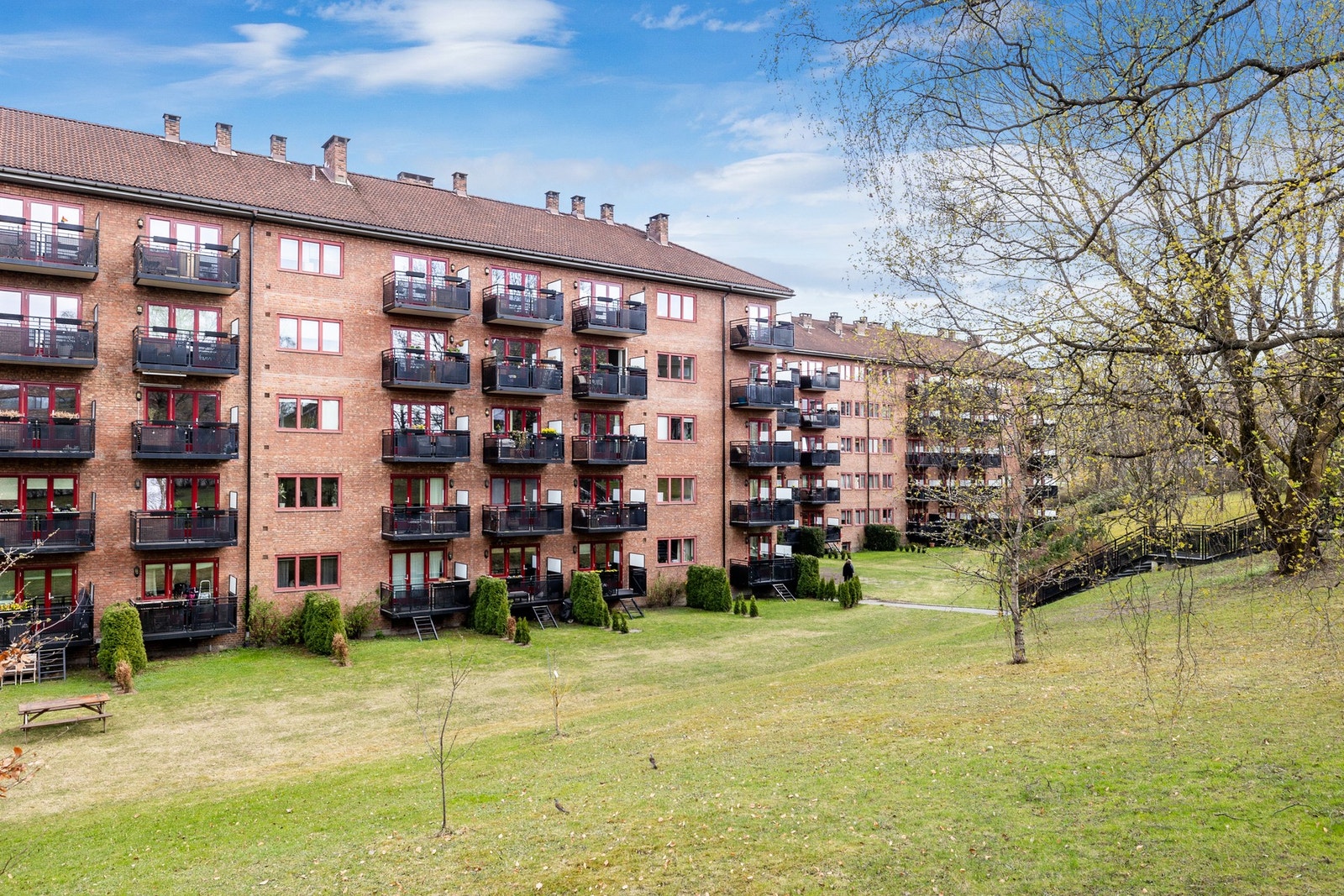 Imponerende veldrevet borettslag bestående av 356 andeler. Leiligheten ligger i blokkens 4. etg. Galleribilde