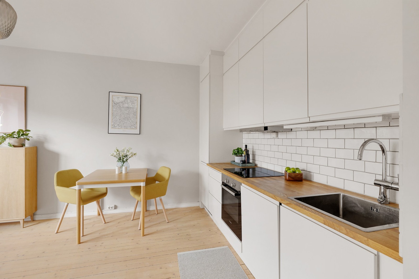 Det er integrerte hvitevarer som: Kjøl/fryseskap, stekeovn, platetopp og oppvaskmaskin. Galleribilde