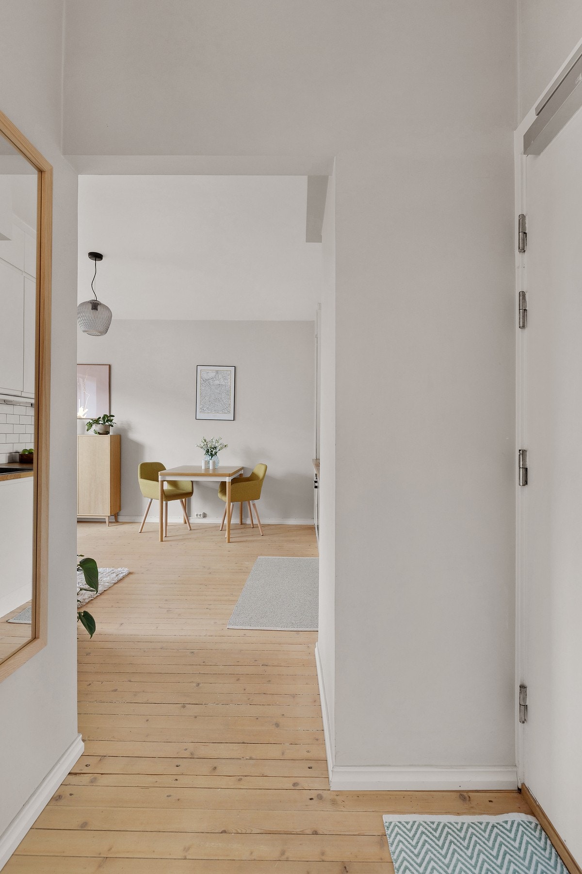 Videre fra kjøkken/stue går ferden videre til soverommet og badet. Galleribilde