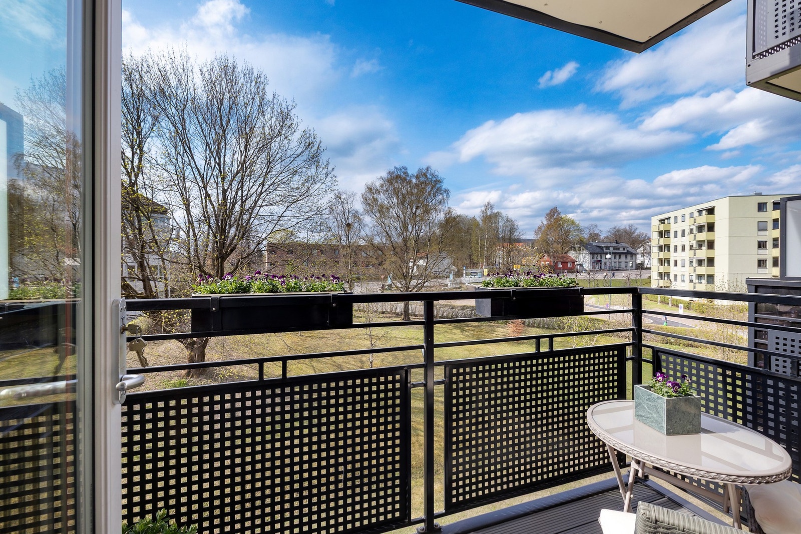 Solrik, vestvendt balkong uten innsyn og fin utsikt mot grøntområder Galleribilde