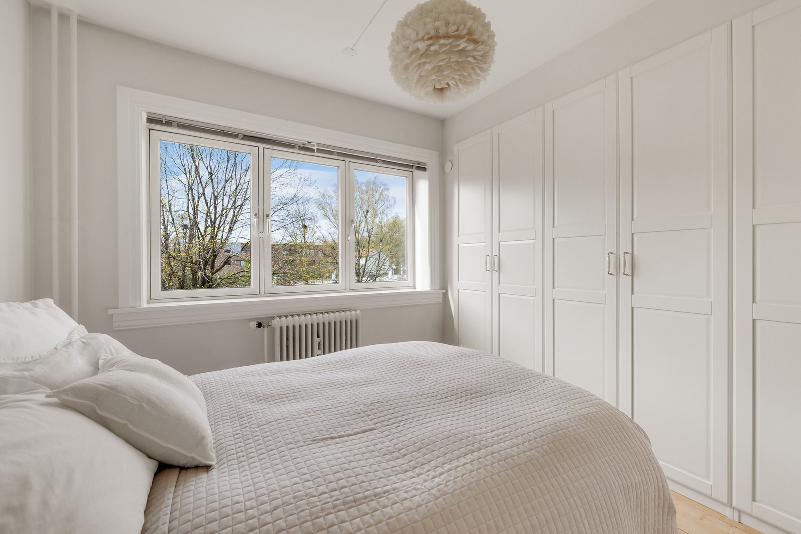 Det er gode oppbevaringsmuligheter i garderobeskap på soverommet. Galleribilde