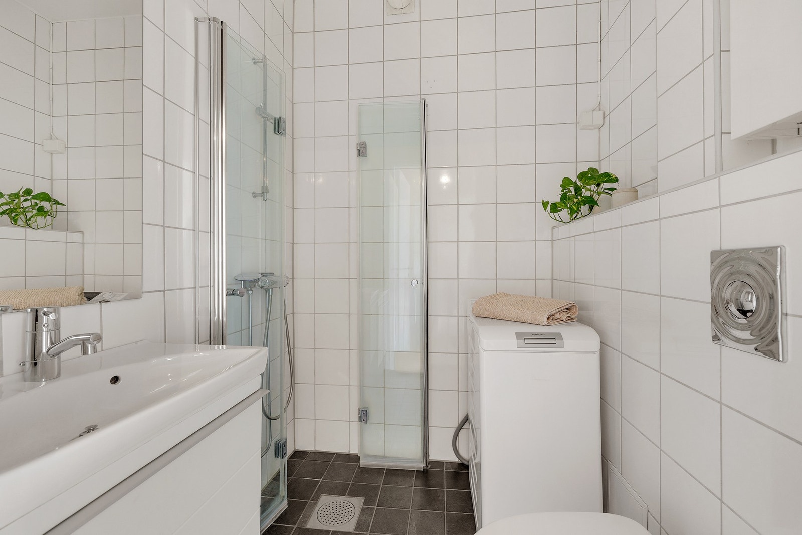 Badet ble oppusset i regi av borettslaget i 2006. Opplegg for vaskemaskin. Galleribilde