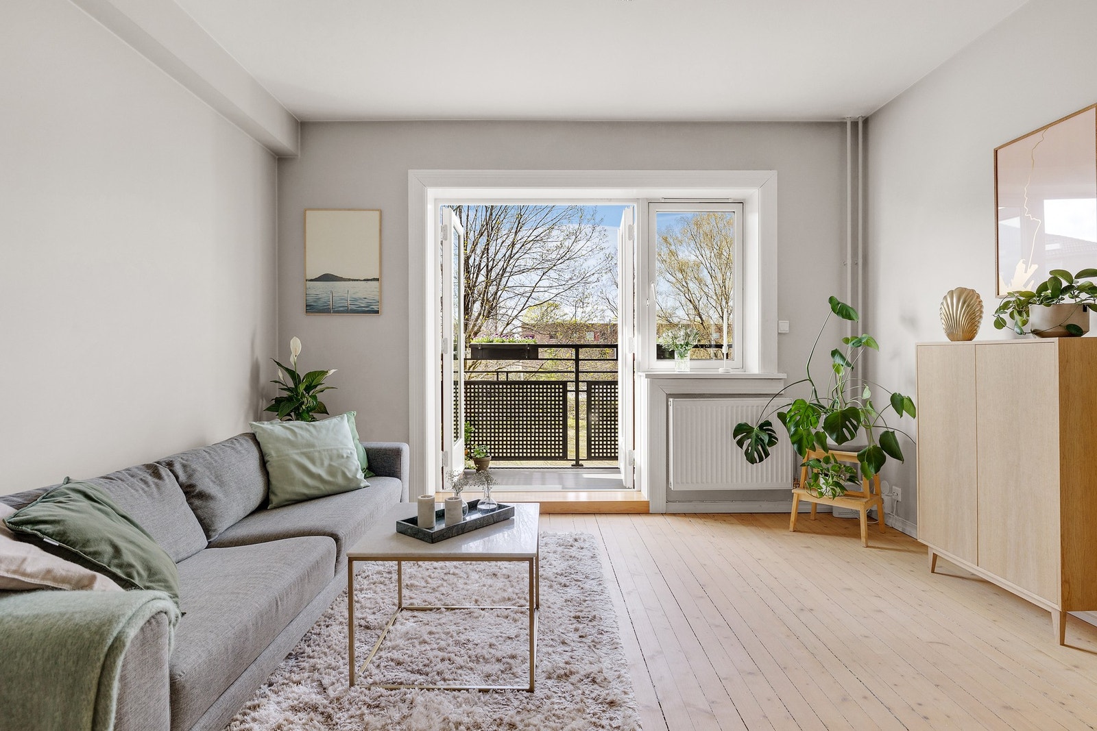 De store vindusflatene slipper inn godt med naturlig lys og gir en herlig atmosfære. Galleribilde