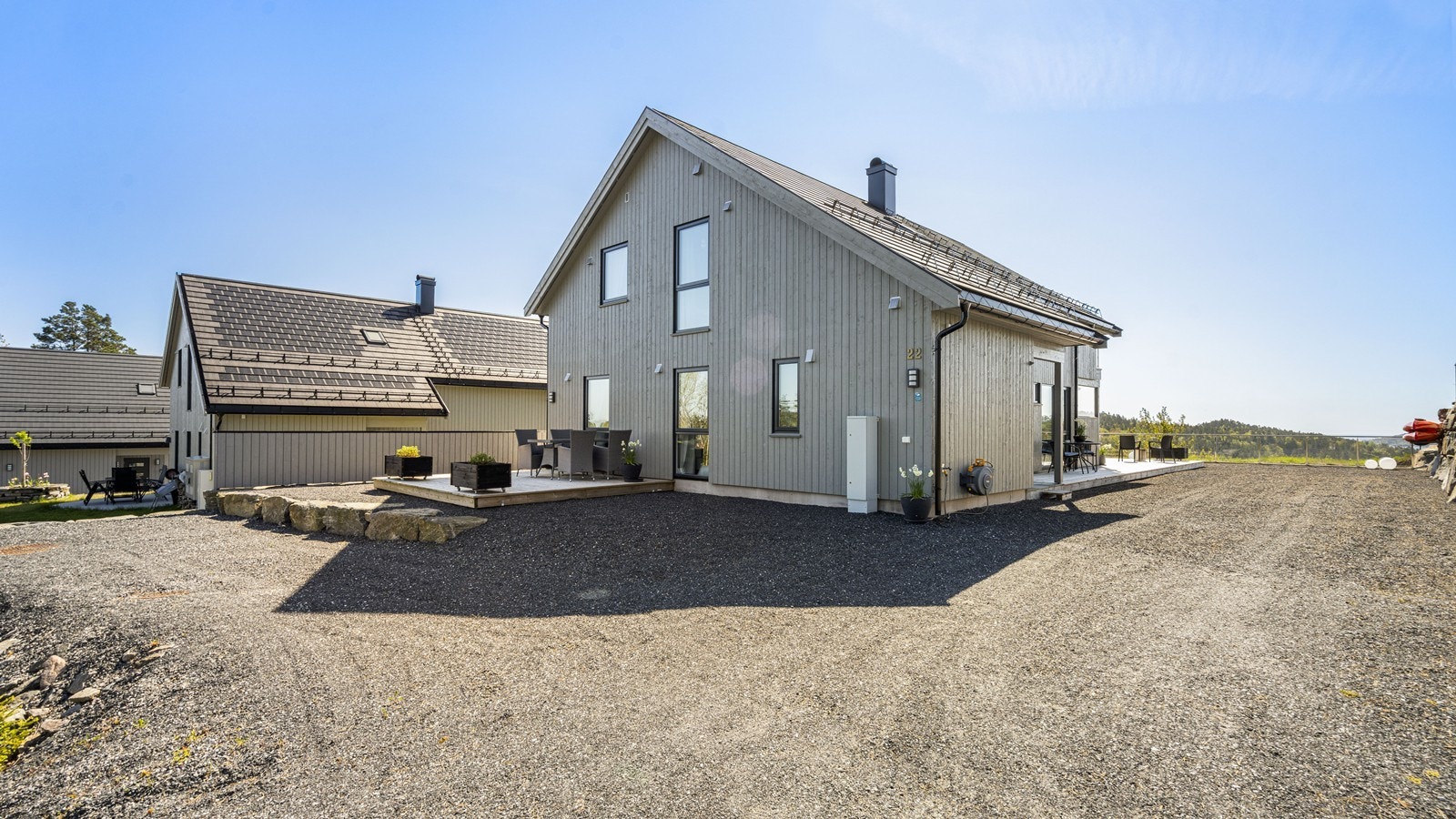 Svært romslig innkjørsel med god biloppstillingsplass. Hyggelig platting på baksiden av hytten Galleribilde