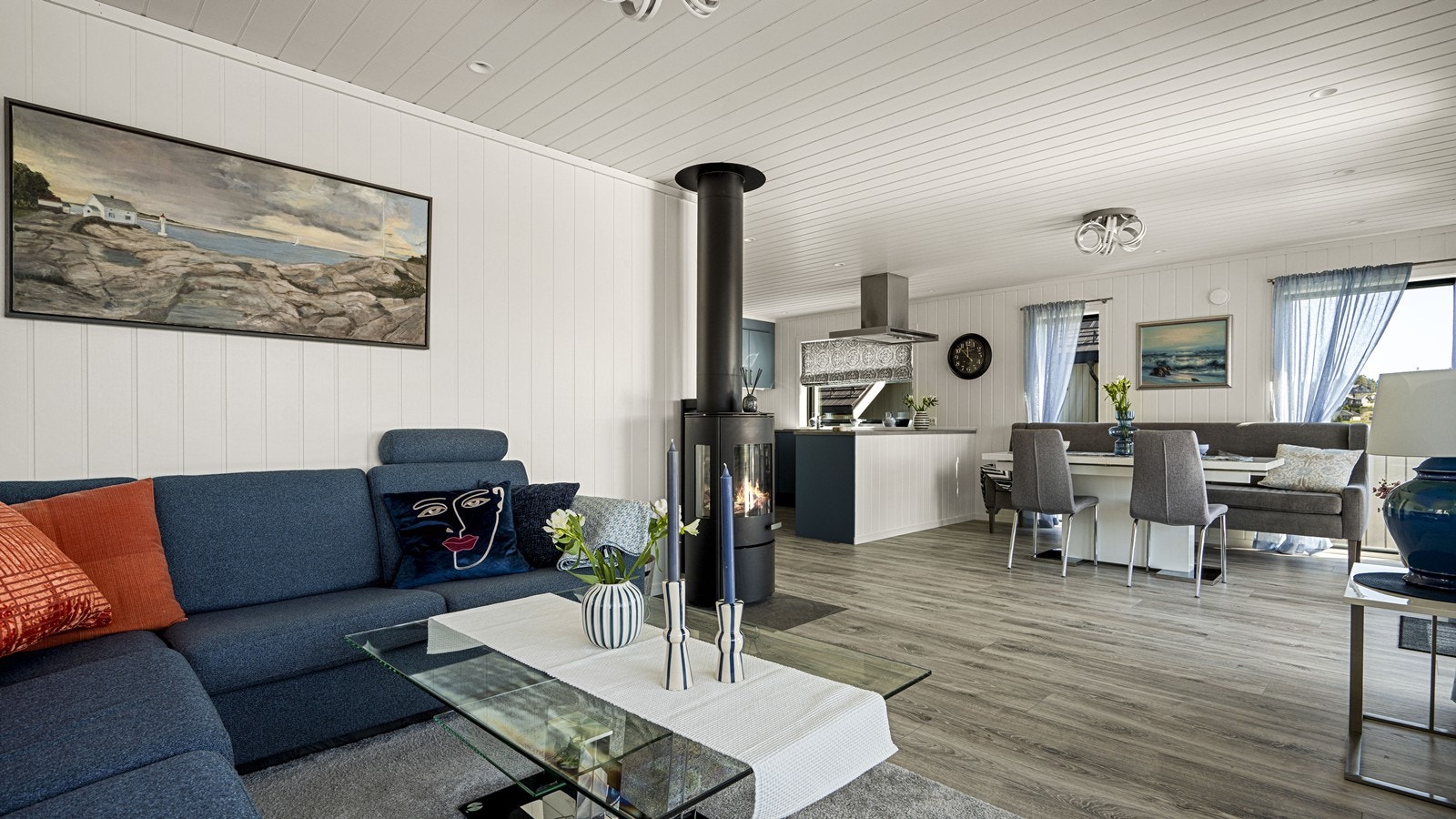 Fin og stemningsskapende peisovn med fin plassering i oppholdsrommet Galleribilde