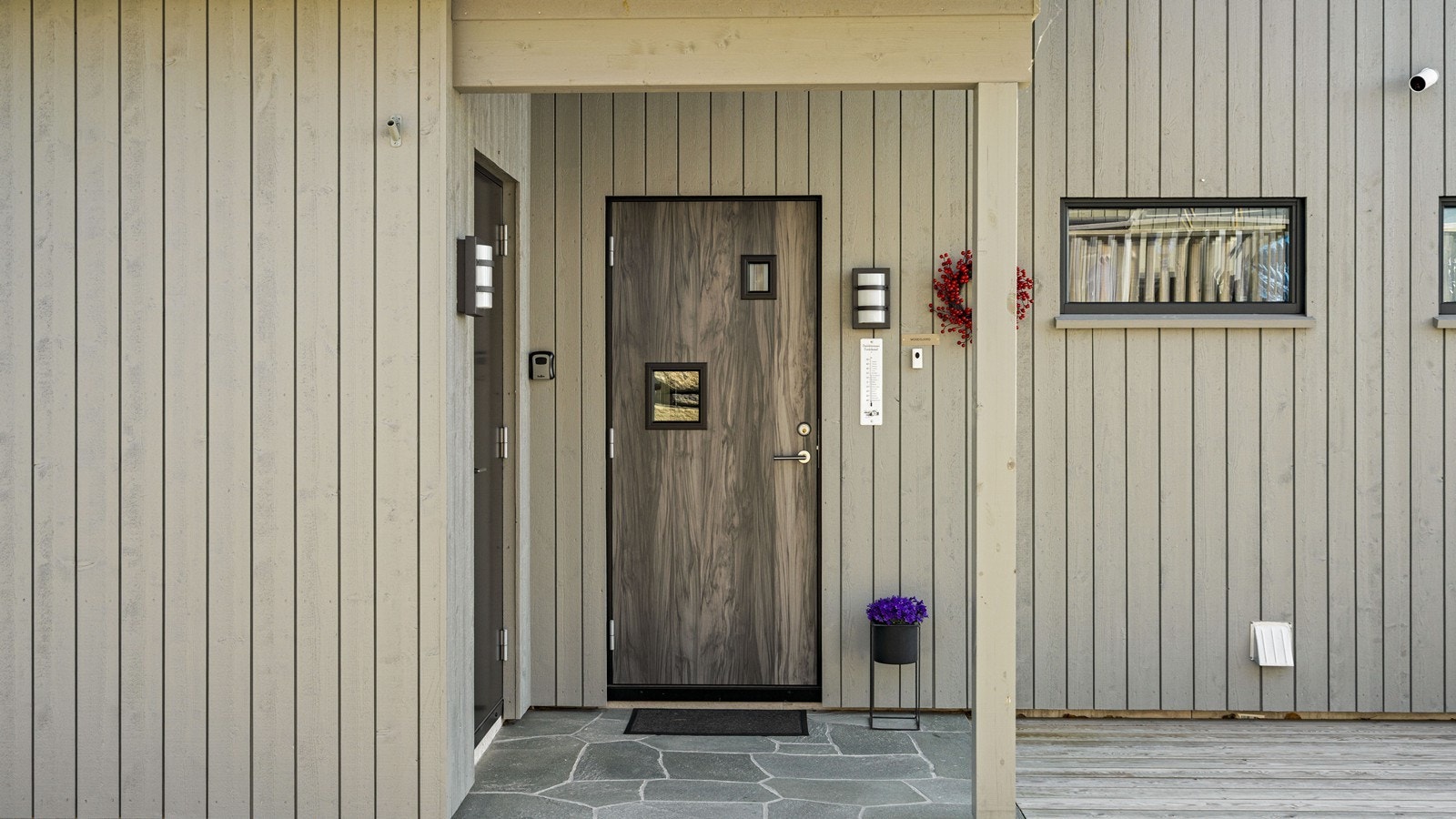 Overbygd inngangsparti med adkomst til entréen og bod Galleribilde