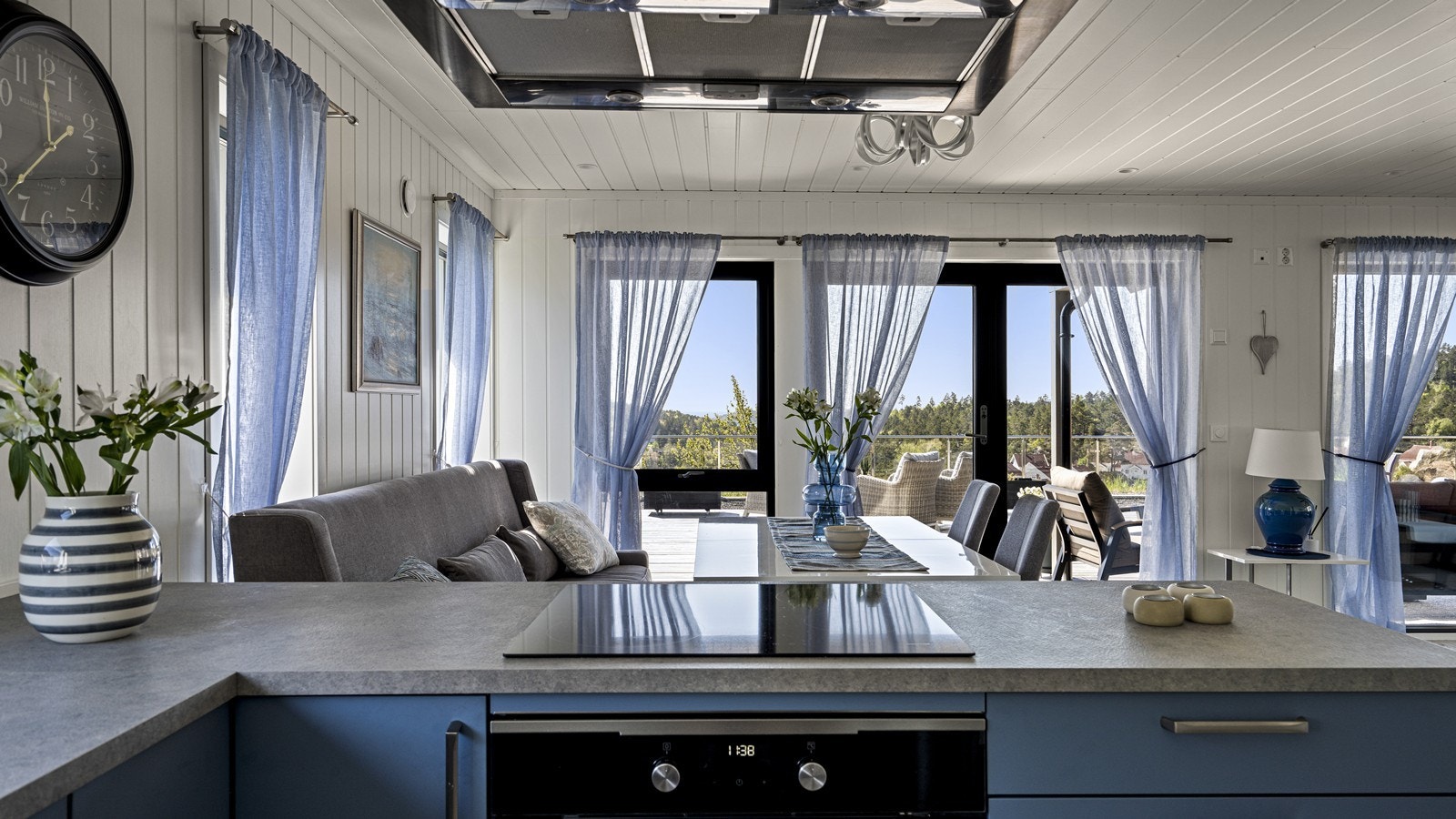 Fra kjøkkenøyen har man hyggelig utsyn Galleribilde