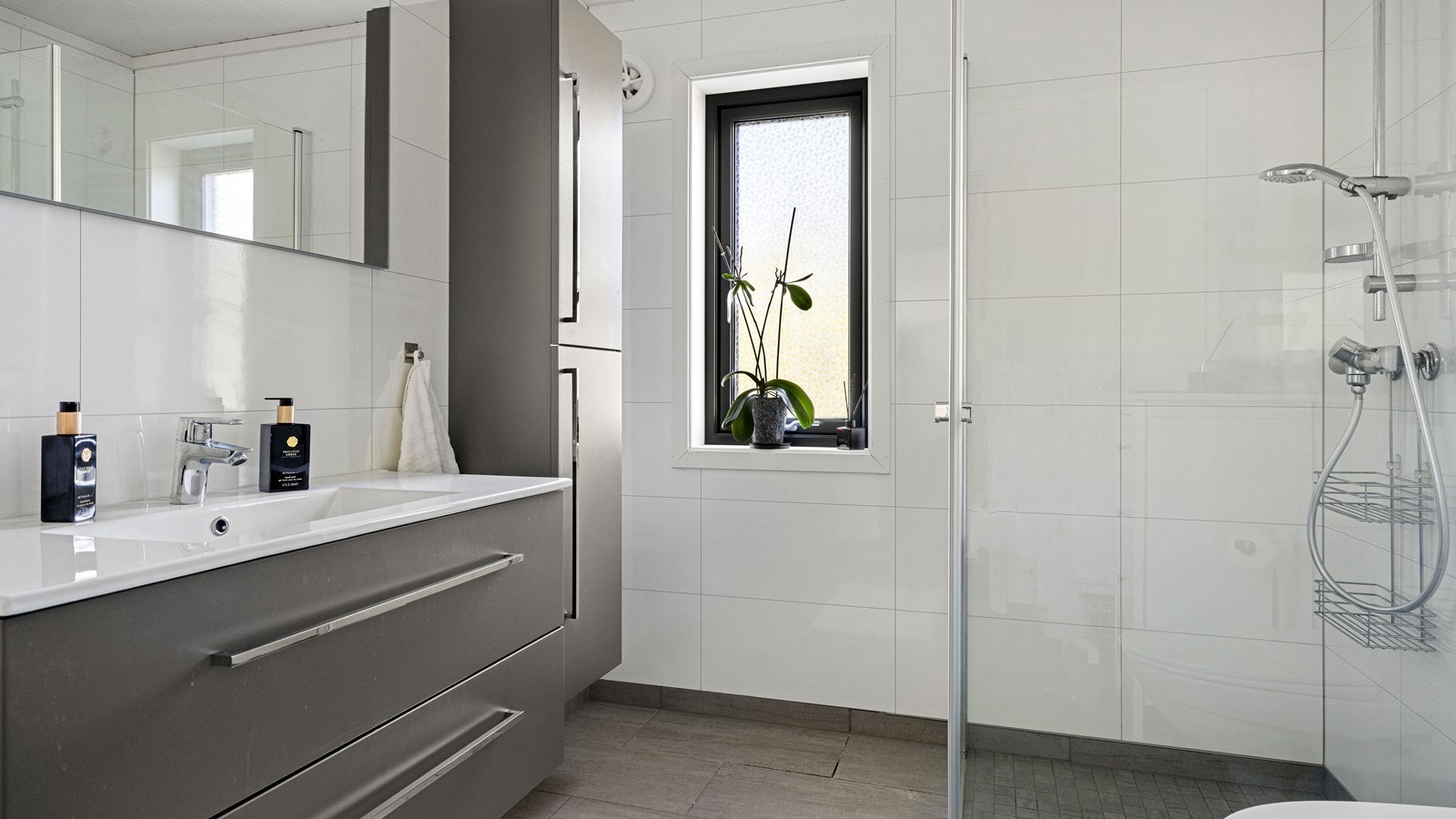 God lagring i store servantskuffer og veggskap Galleribilde