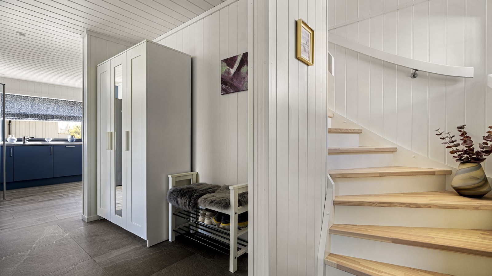 Lys og fin entré med god plass til garderobeskap for klesoppbevaring Galleribilde