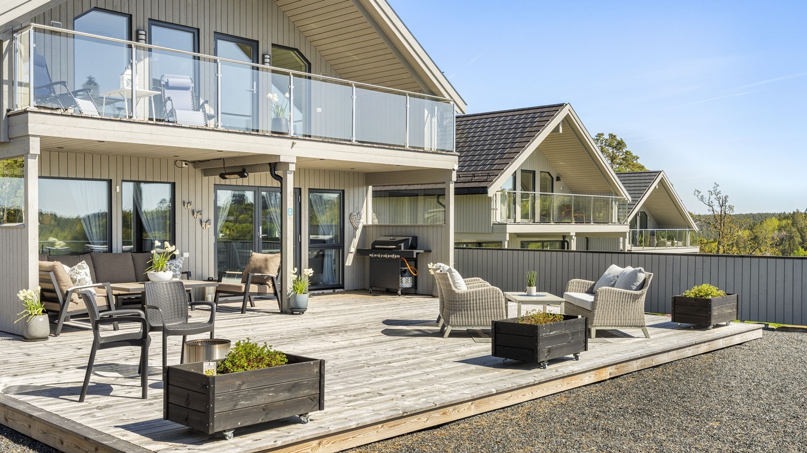 Fine og pent opparbeidede uteområder med god plass til møblement. Gode og lune soner under overbygg for kveldstimene. Galleribilde