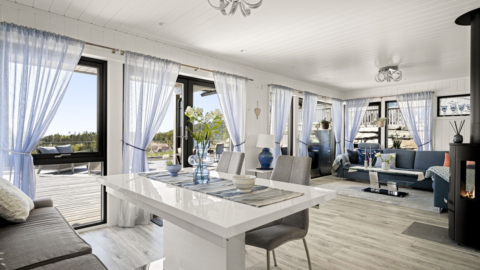 Lys og innbydende stue med store vindusflater som gir godt med naturlig lys. Downlights i himling. Galleribilde