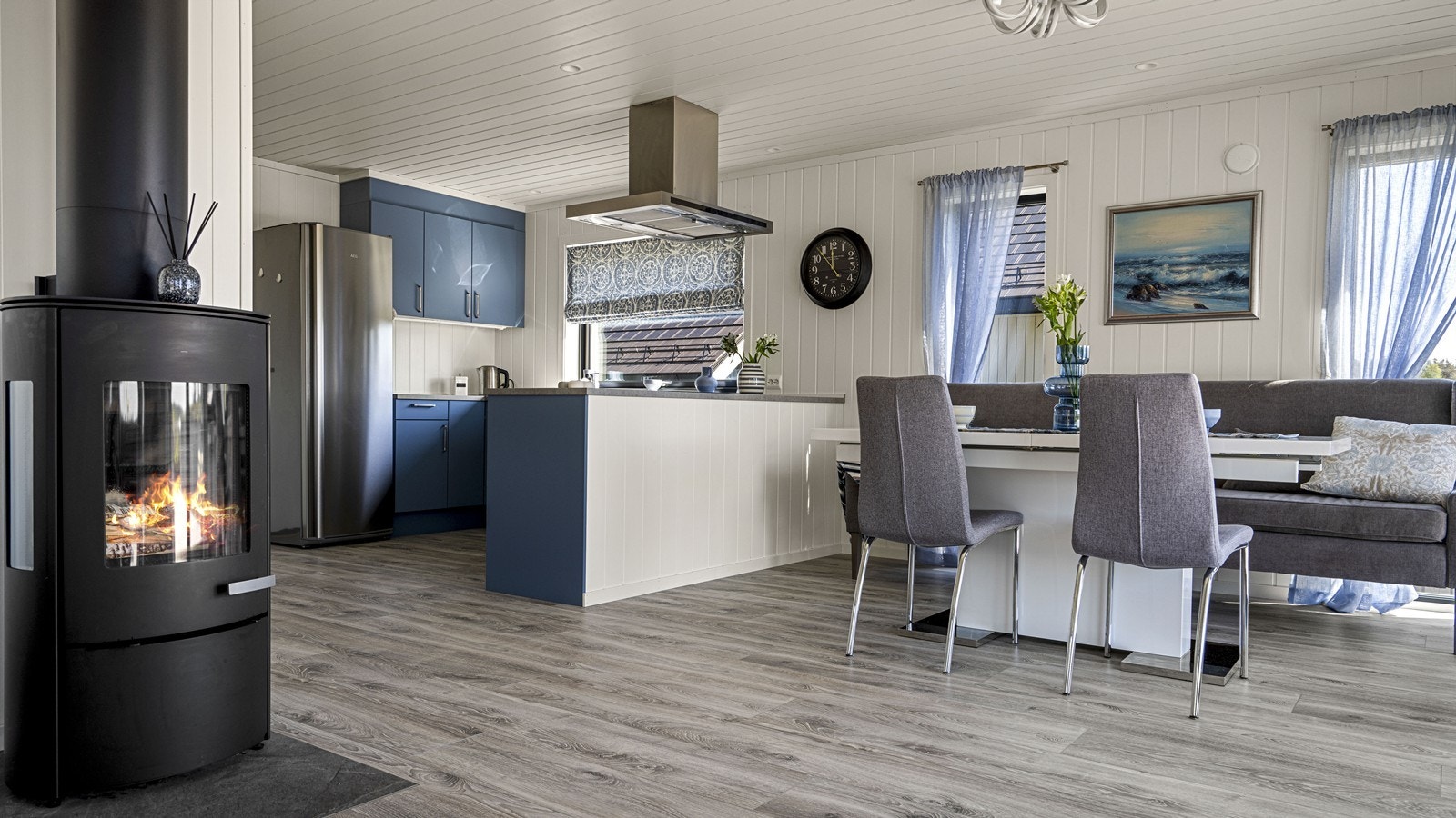 Sosial og åpen løsning mot kjøkkenet med hyggelig kjøkkenøy Galleribilde