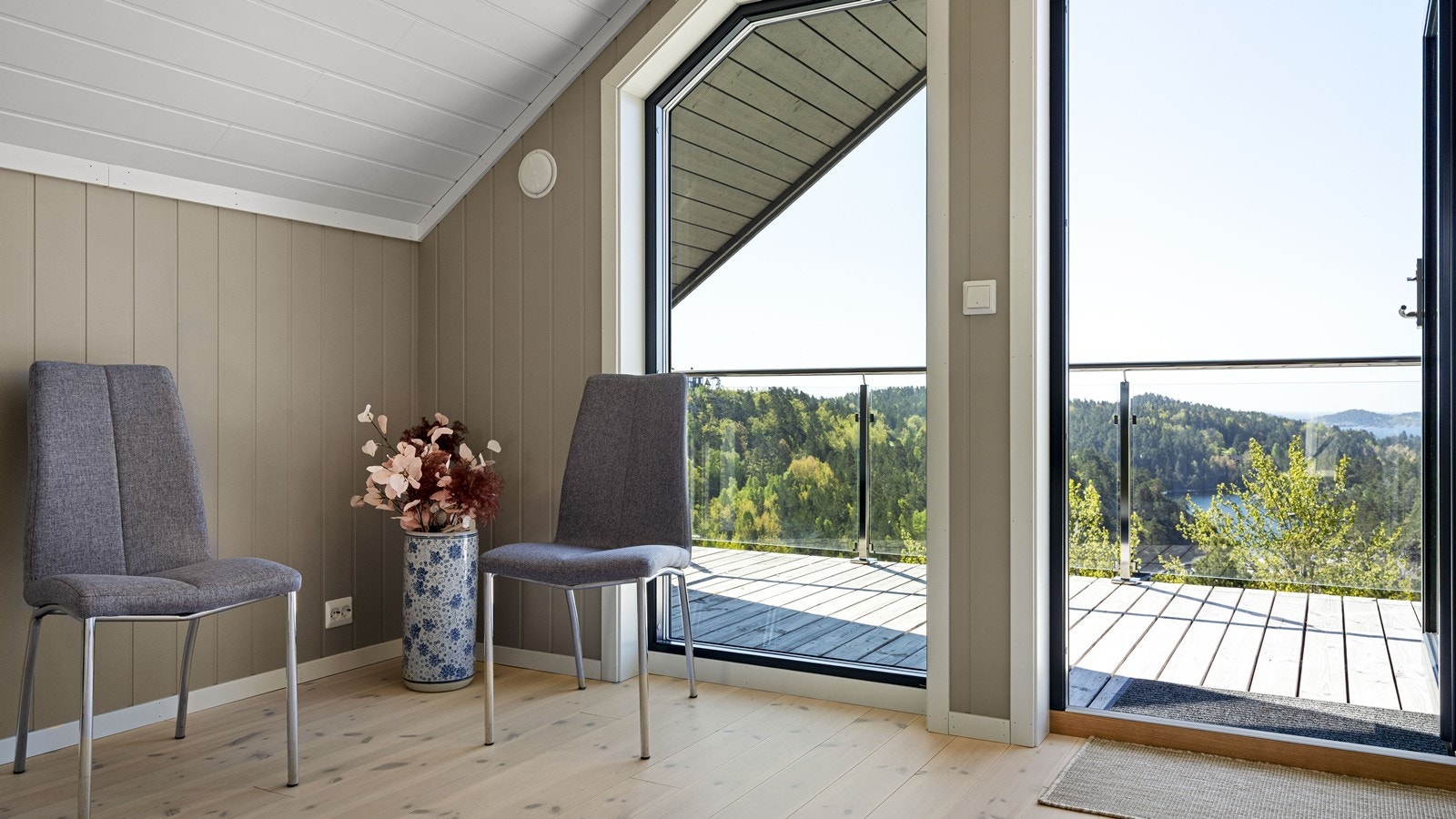 Fra loftstuen er det nydelig utsikt gjennom de store vinduene Galleribilde