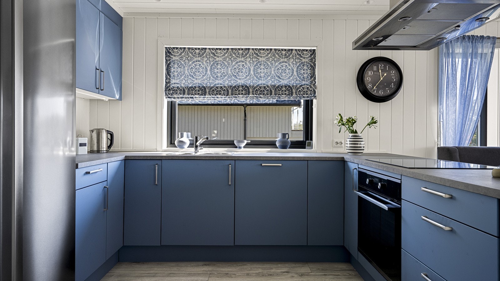 Lekkert Aubo kjøkken med nydelige farger Galleribilde