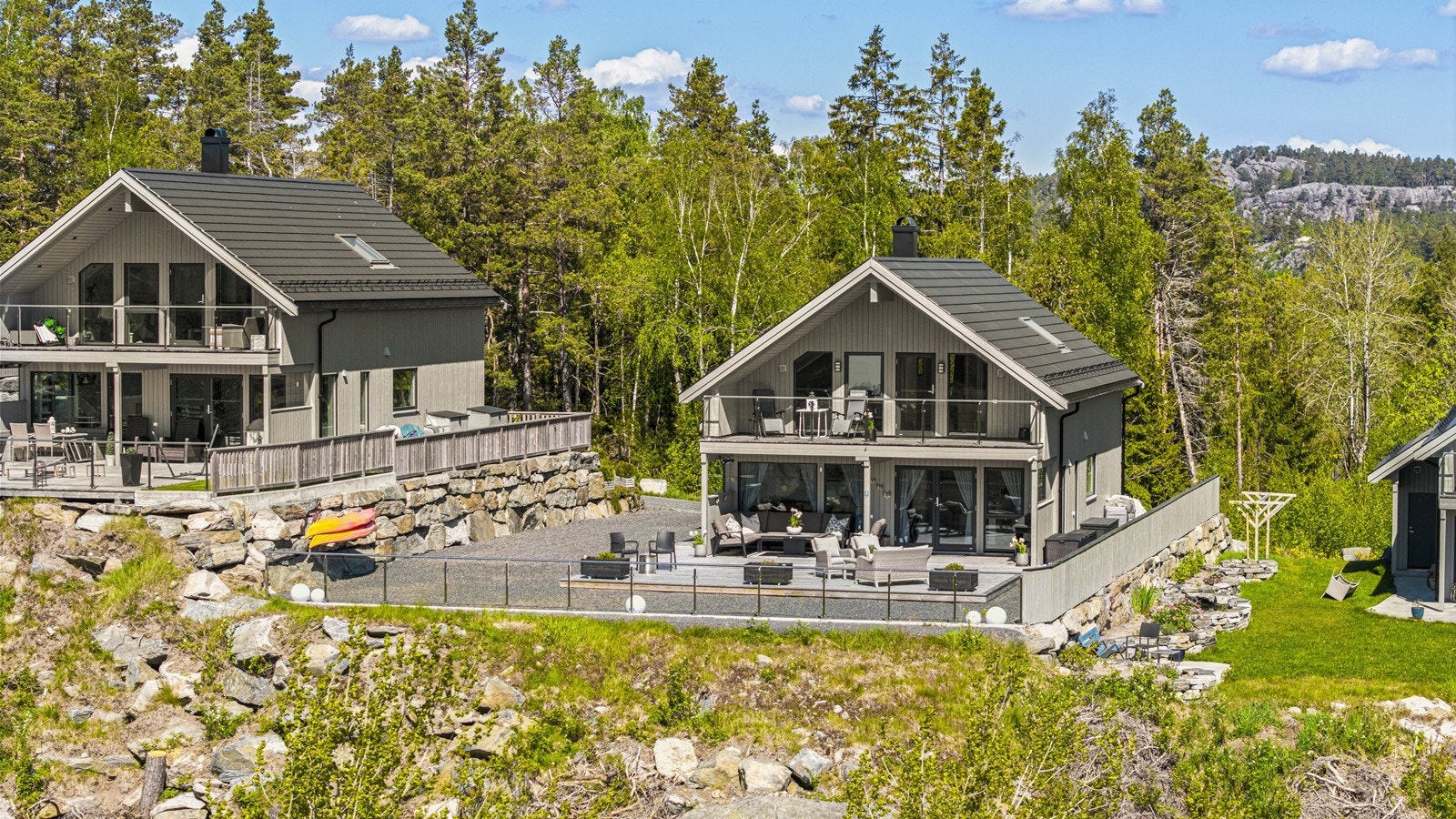 Flott hytte på solrik og luftig tomt med gode solforhold Galleribilde