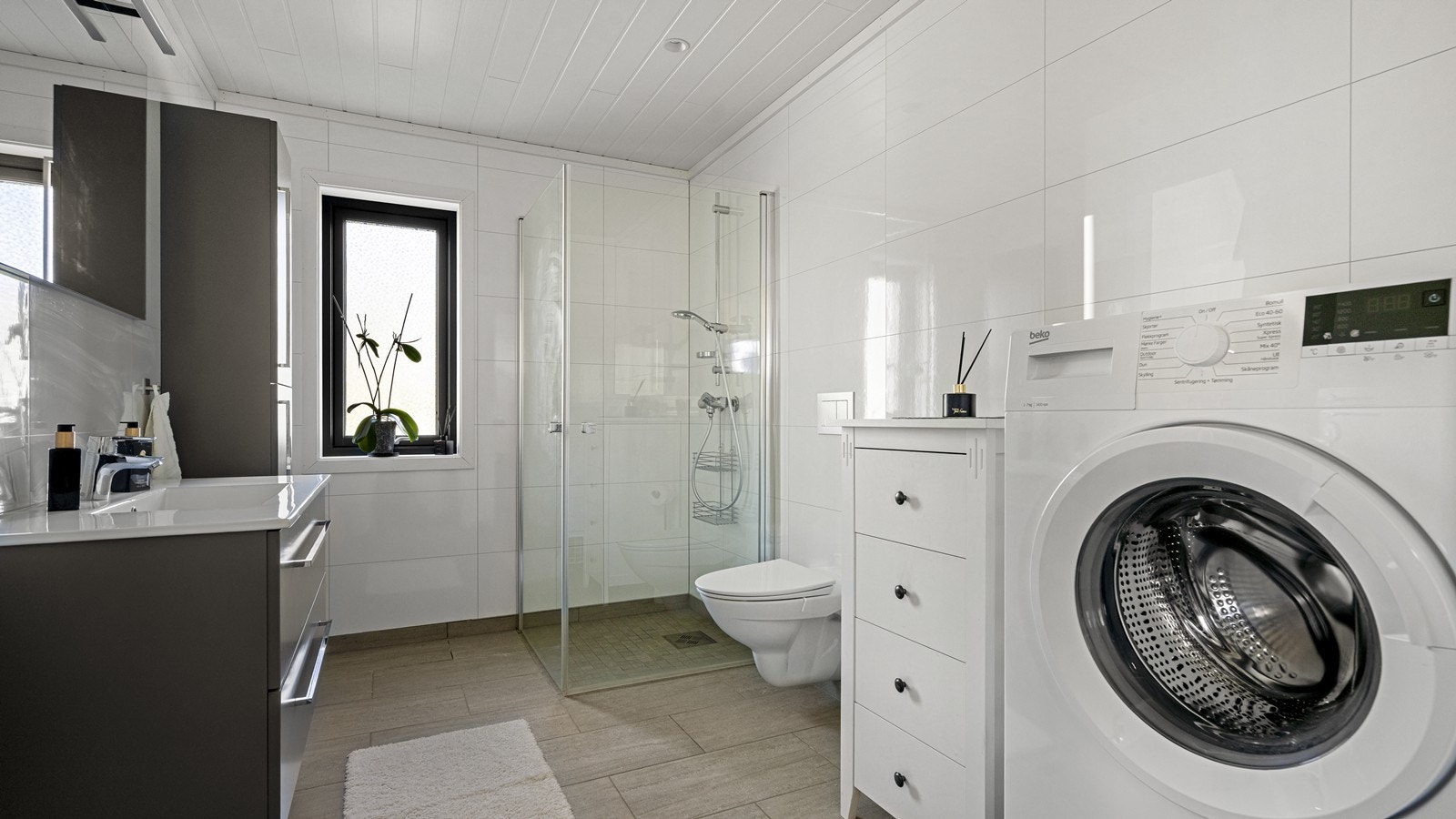Lyst og pent bad med opplegg for vaskemaskin Galleribilde