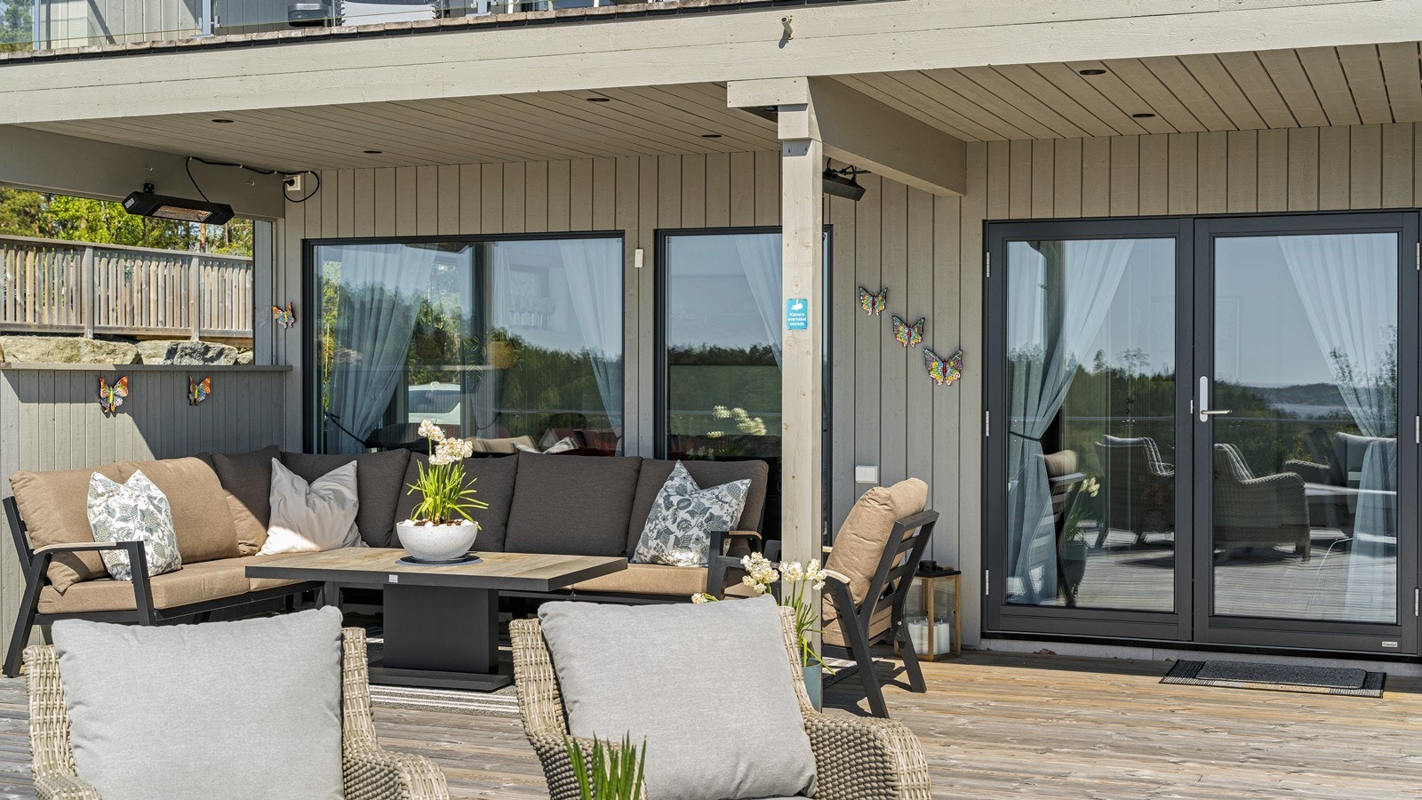 Det overbygde uteområde har varmelamper og downlights Galleribilde