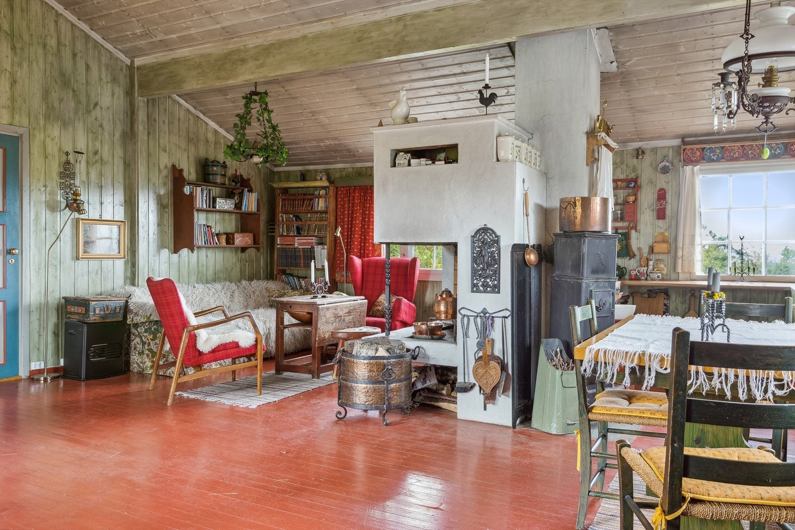 Det er godt med vinduer som sliper lyset og naturen inn i hytta, og lar en nyte utsikten til fjellene. Galleribilde